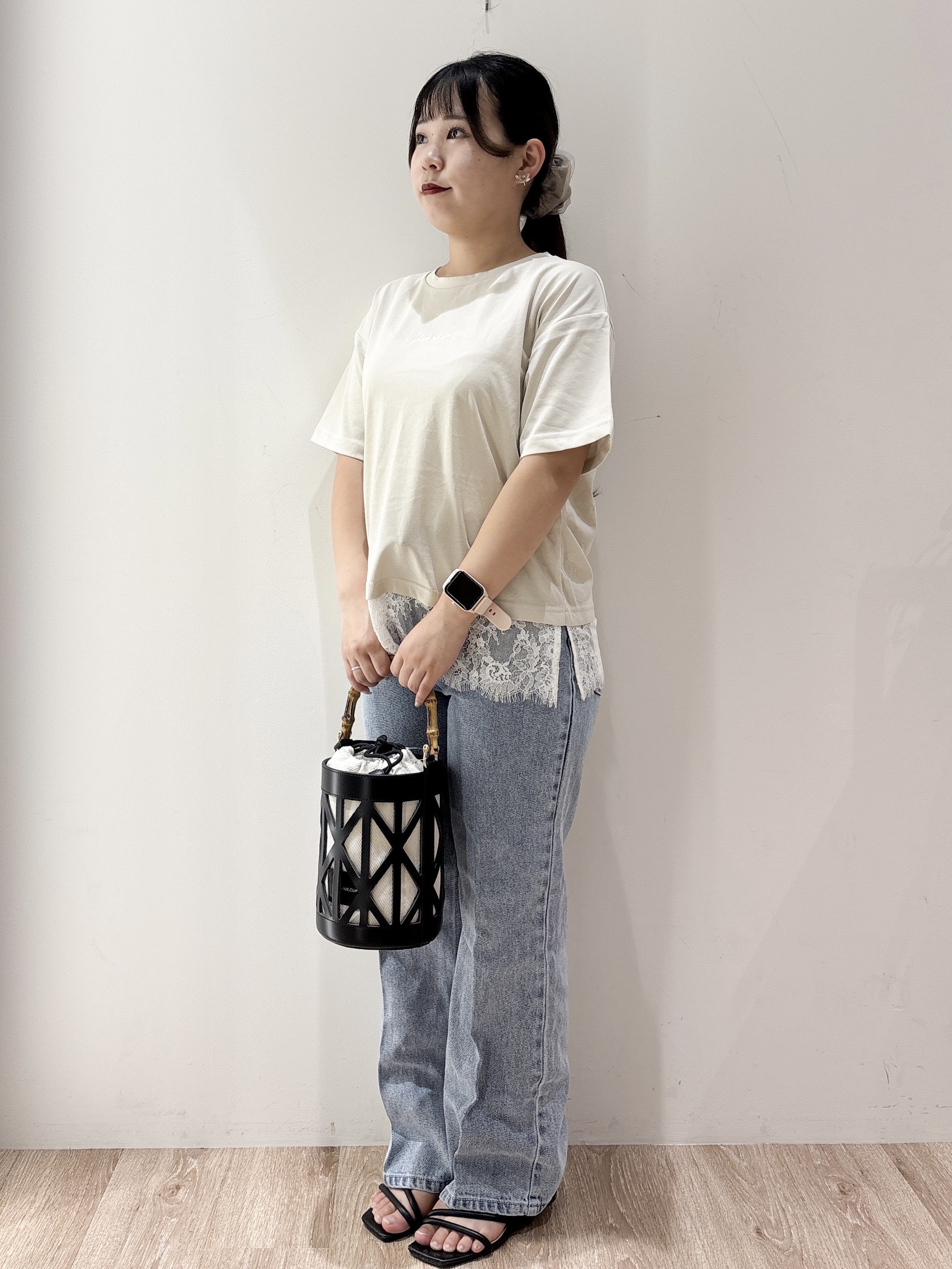 hinachiさんの「OPAQUE.CLIP｜【接触冷感／UV】刺繍ロゴ裾レースTシャツ《洗濯機OK》」を使ったコーディネート