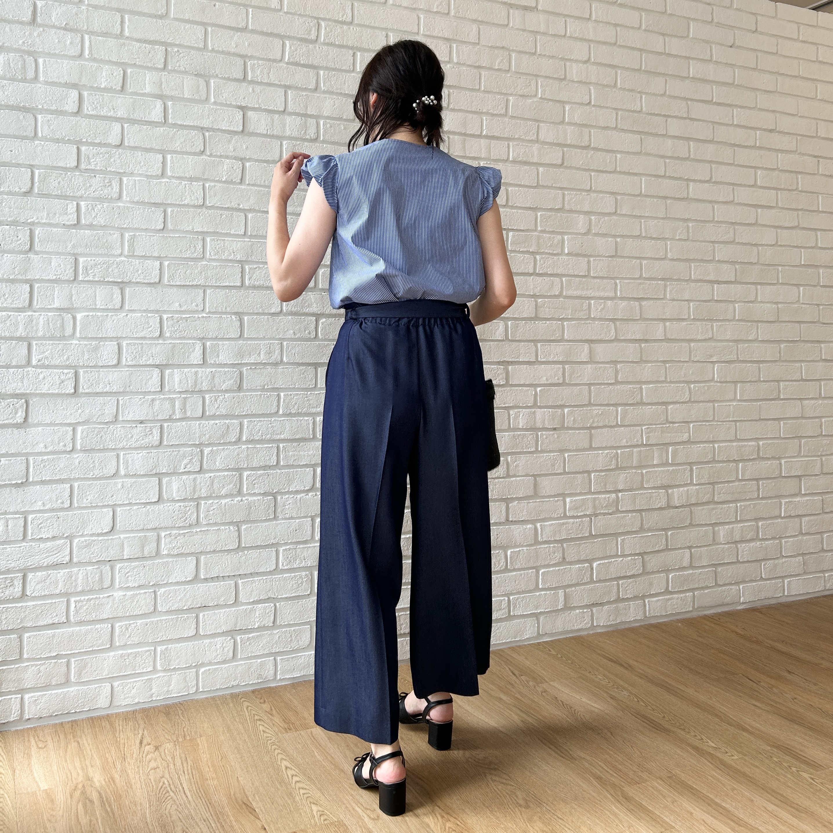 shinoさんの「Couture brooch｜【洗える】リボン調フリル ストライプ ブラウス」を使ったコーディネート