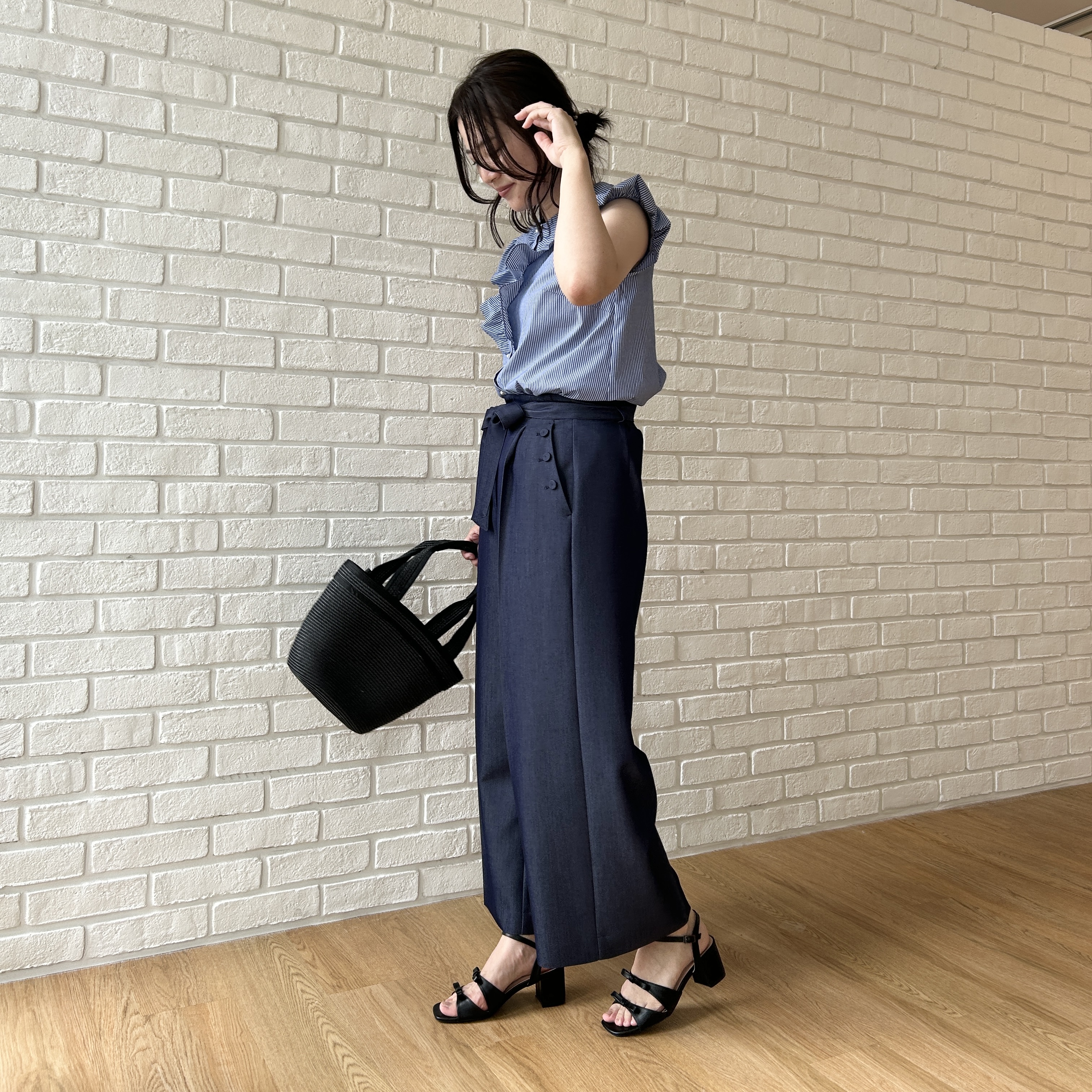 shinoさんの「Couture brooch｜【洗える】リボン調フリル ストライプ ブラウス」を使ったコーディネート