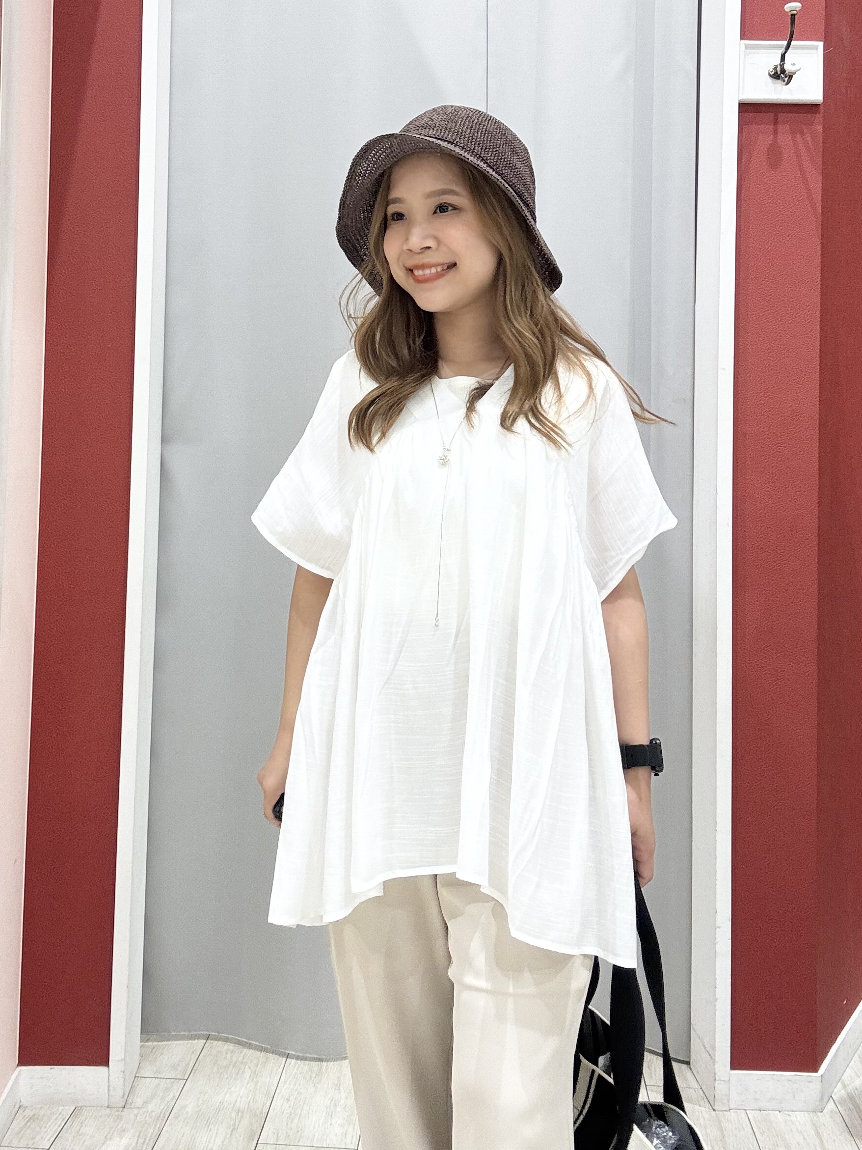 shioさんの「SHOO･LA･RUE｜【ひんやり/UV/体型カバー】インせず着られる Vネックギャザーブラウス」を使ったコーディネート