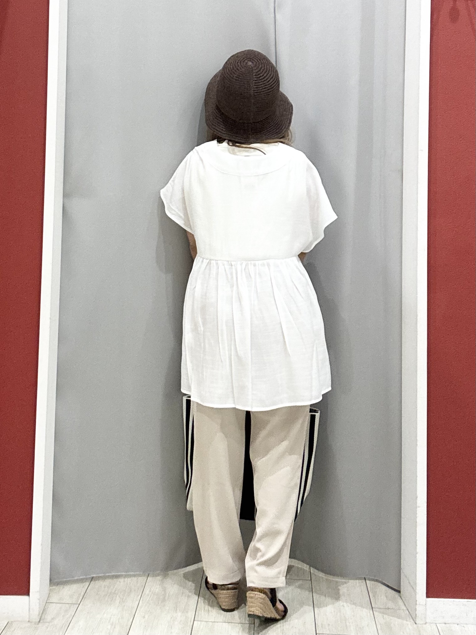 shioさんの「SHOO･LA･RUE｜【ひんやり/UV/体型カバー】インせず着られる Vネックギャザーブラウス」を使ったコーディネート