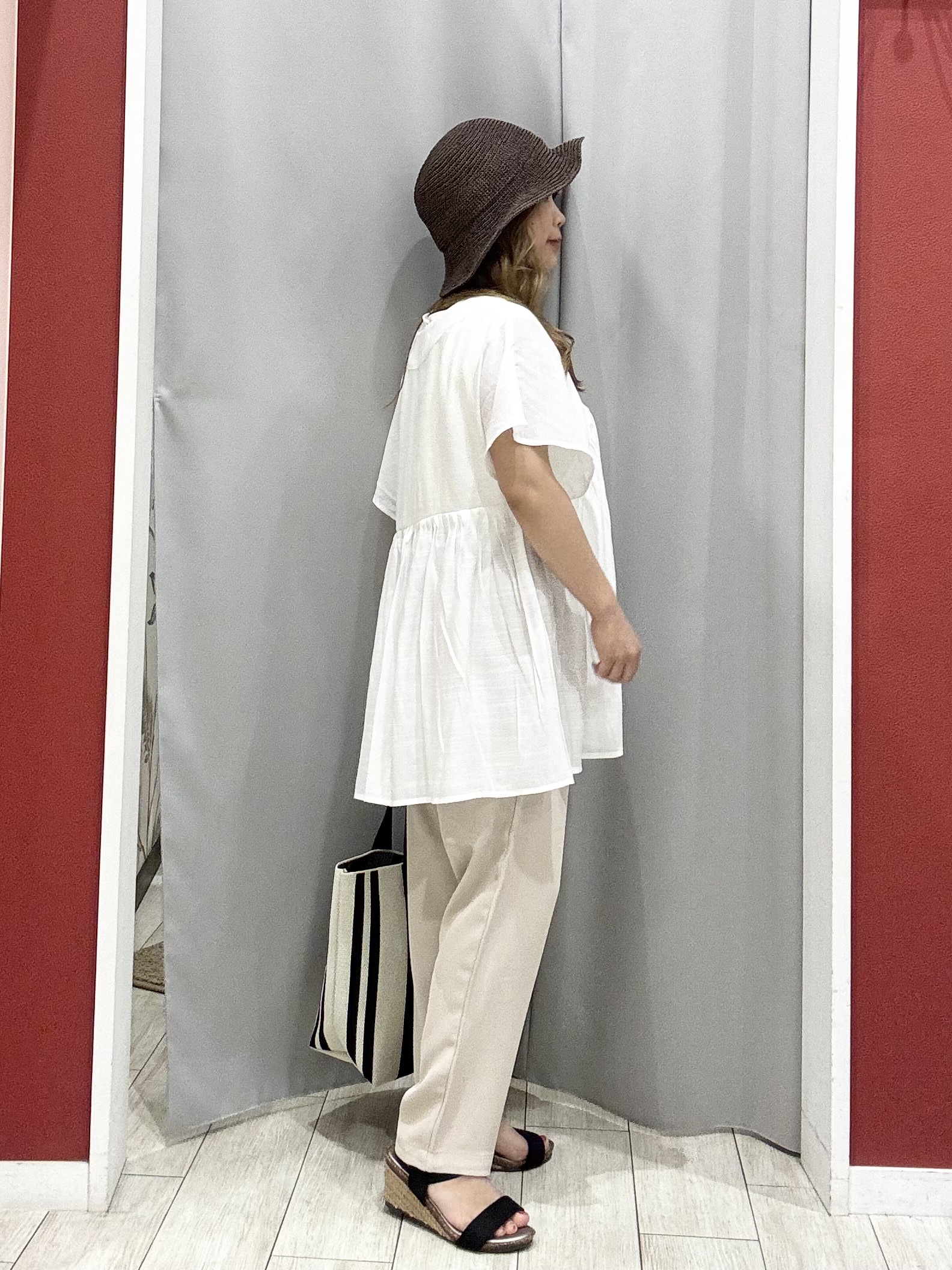 shioさんの「SHOO･LA･RUE｜【ひんやり/UV/体型カバー】インせず着られる Vネックギャザーブラウス」を使ったコーディネート