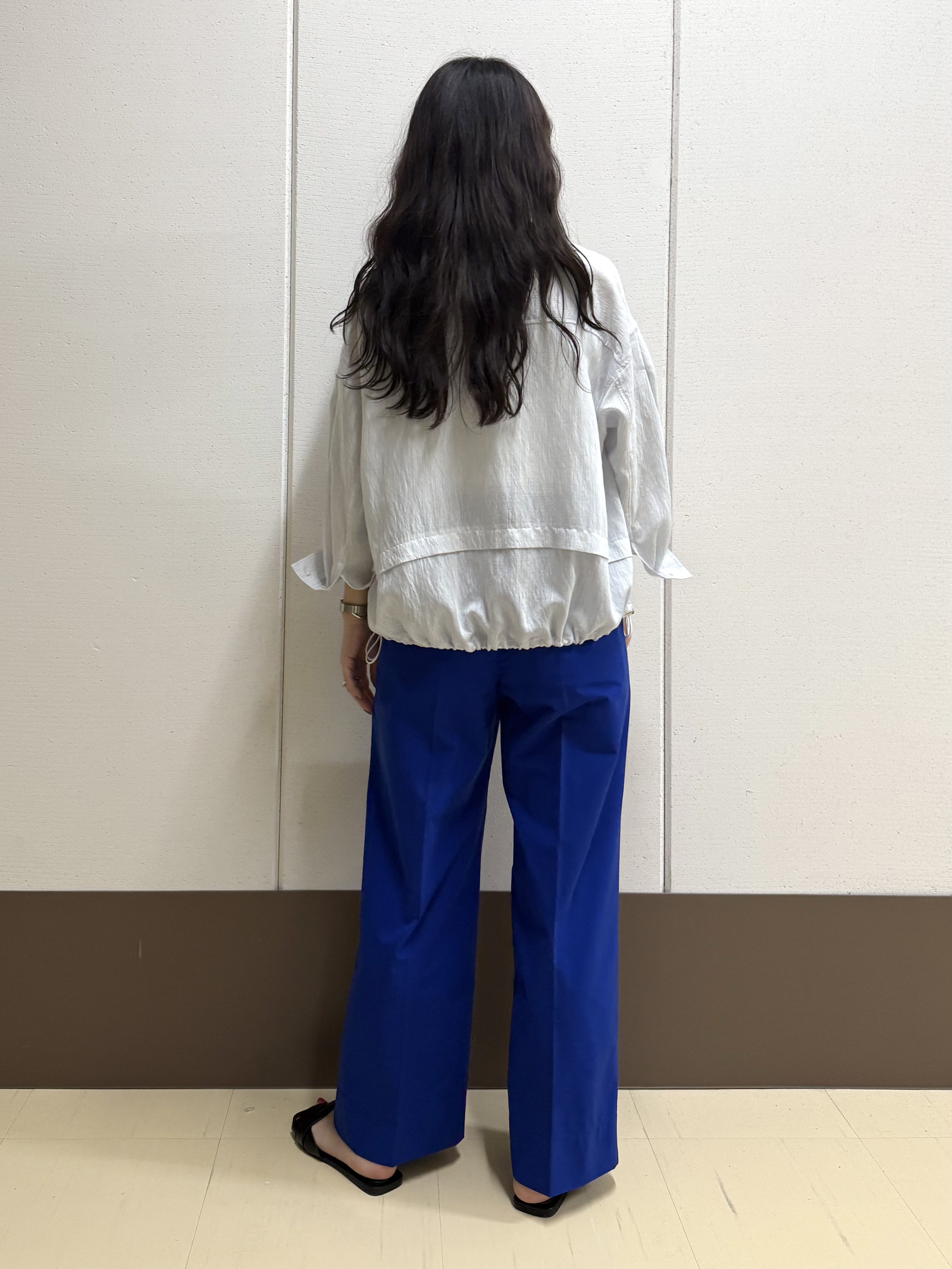 mamiさんの「INDIVI｜【撥水／UVケア／SETUP可能】軽量ベルト付ワイドストレートパンツ」を使ったコーディネート