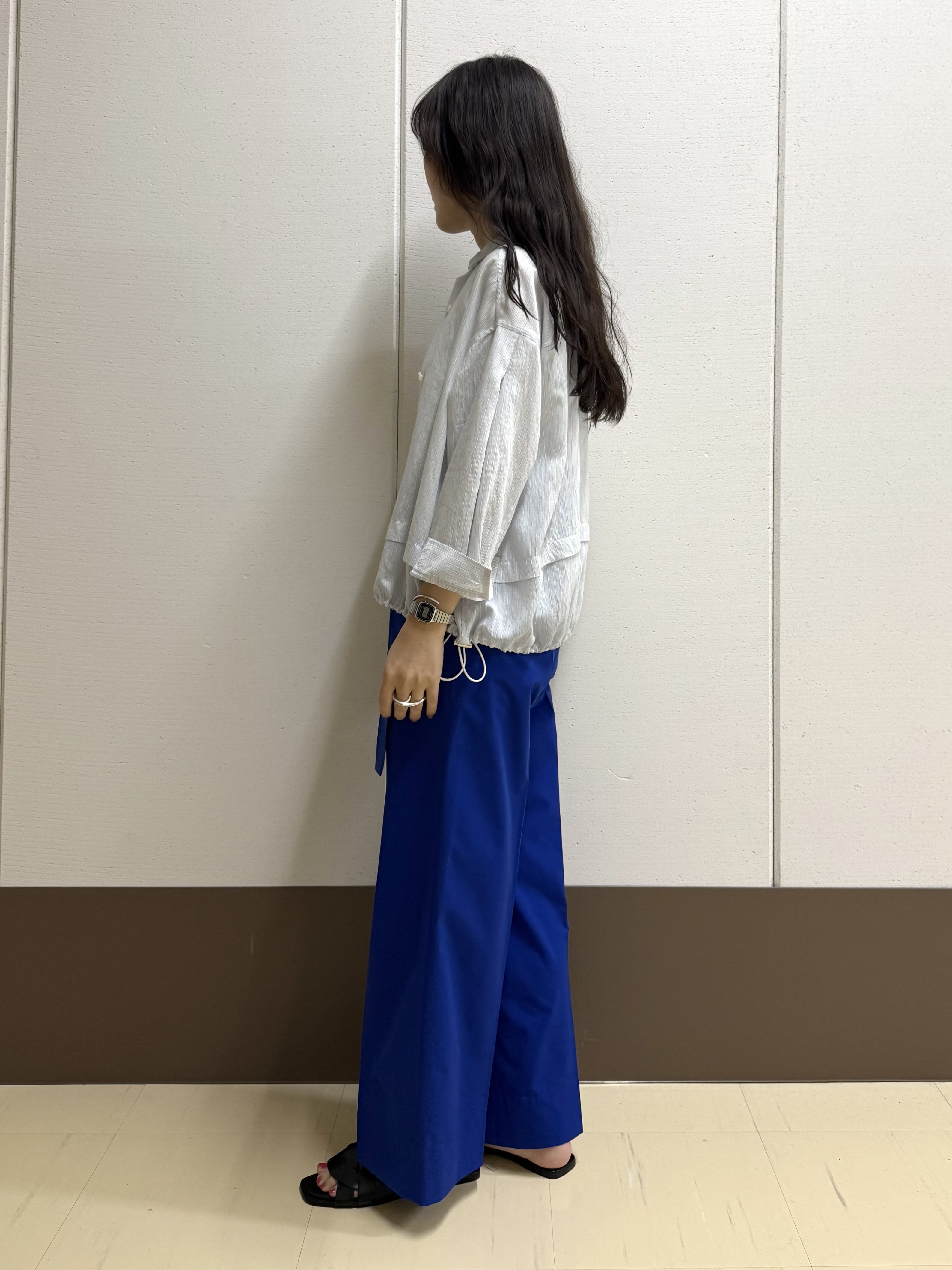 mamiさんの「INDIVI｜【撥水／UVケア／SETUP可能】軽量ベルト付ワイドストレートパンツ」を使ったコーディネート