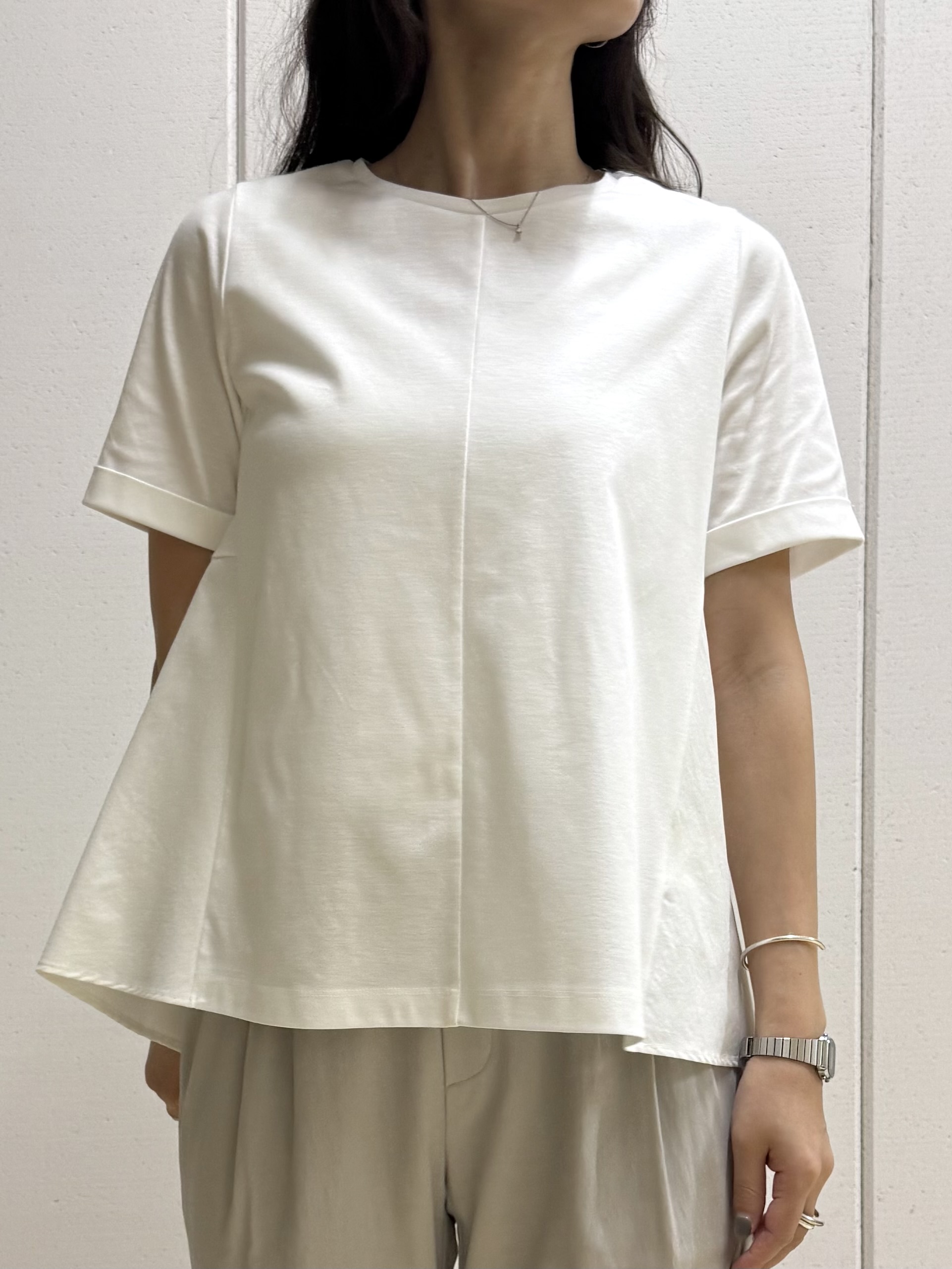 mamiさんの「INDIVI｜【バックシャン】異素材ドッキングプルオーバー」を使ったコーディネート