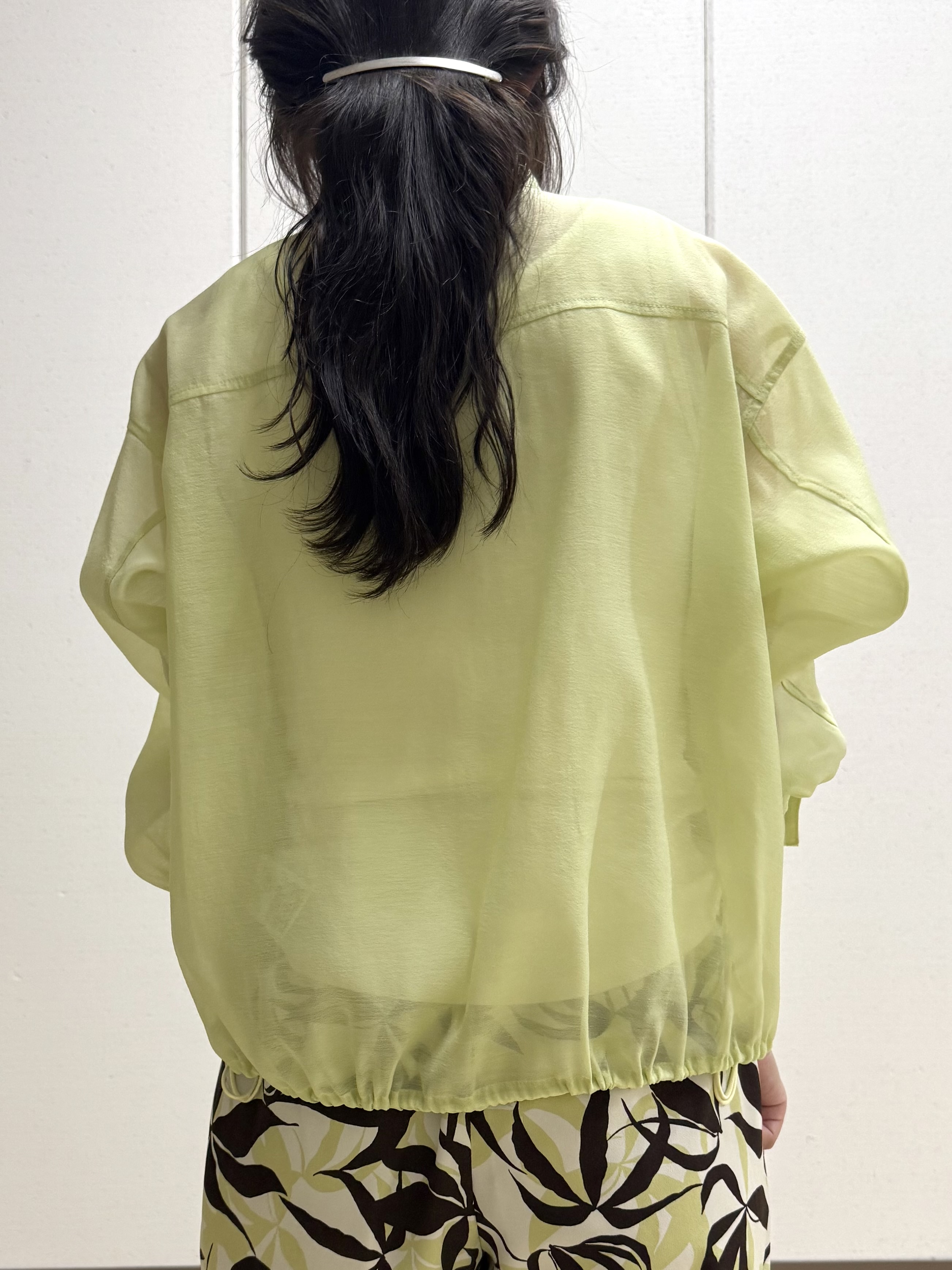mamiさんの「INDIVI｜【トレンド／2WAY】裾ドロスト付きシアーブラウスブルゾン」を使ったコーディネート
