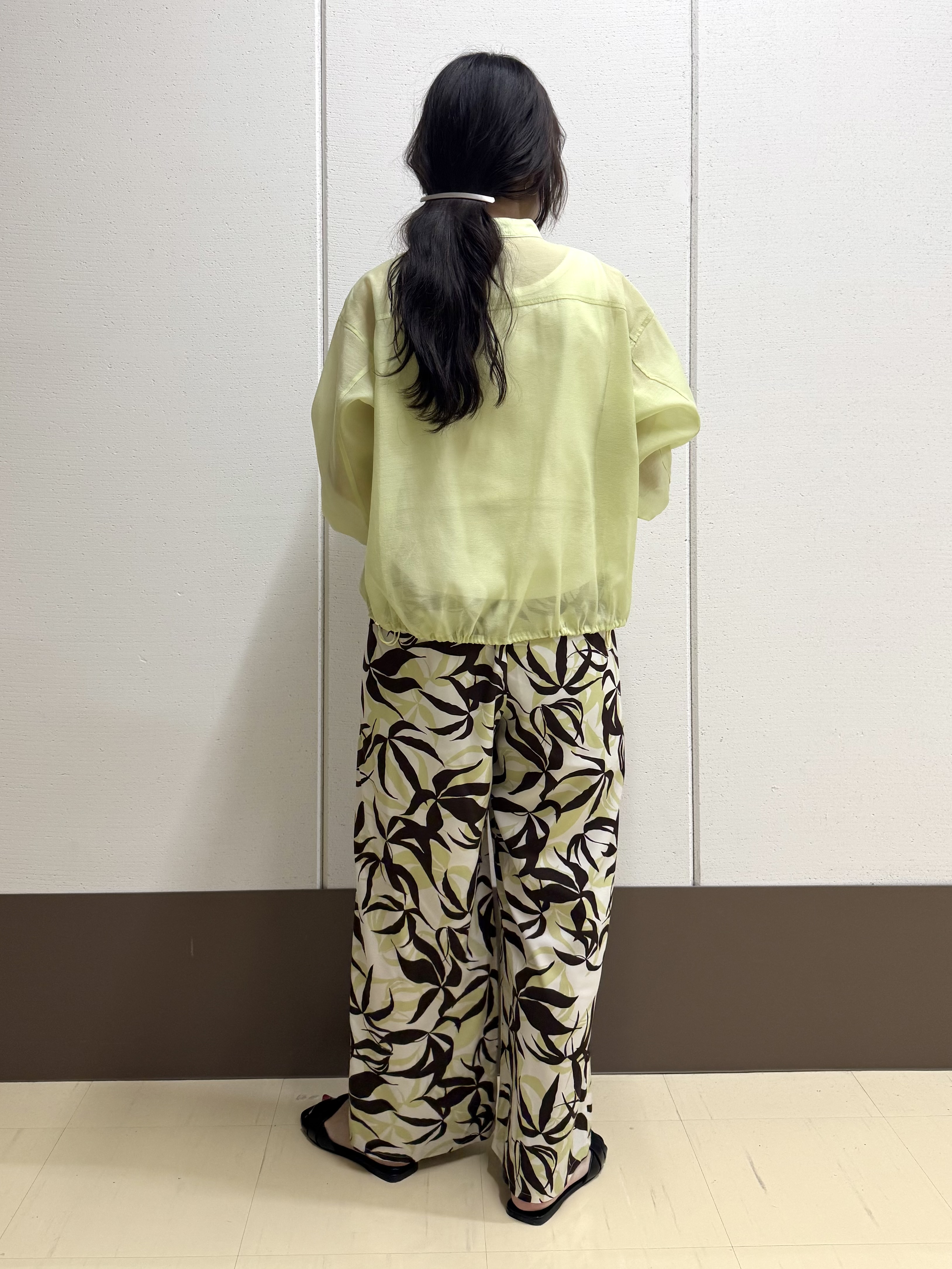 mamiさんの「INDIVI｜【トレンド／2WAY】裾ドロスト付きシアーブラウスブルゾン」を使ったコーディネート