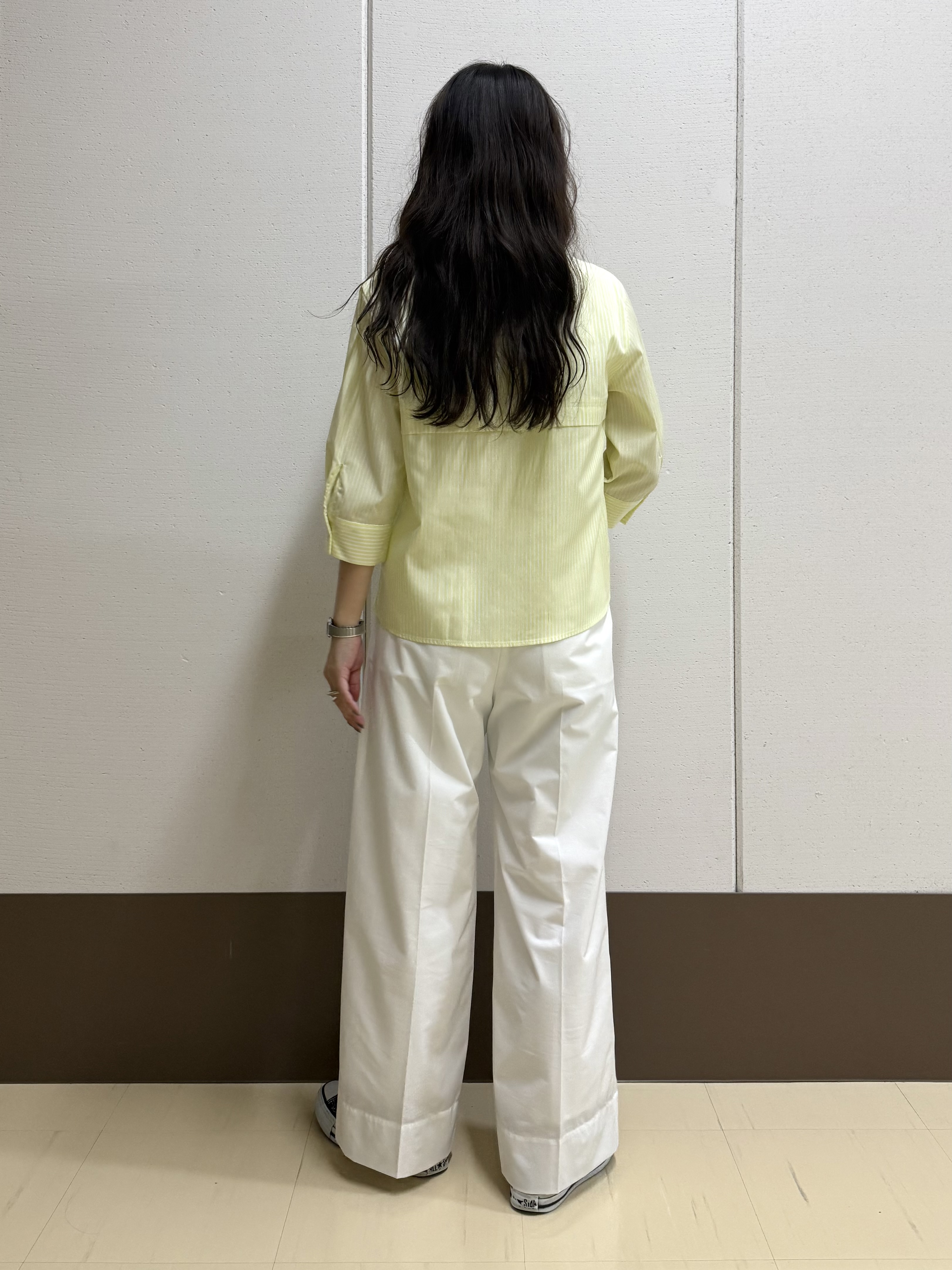 mamiさんの「INDIVI｜【撥水／UVケア／SETUP可能】軽量ベルト付ワイドストレートパンツ」を使ったコーディネート