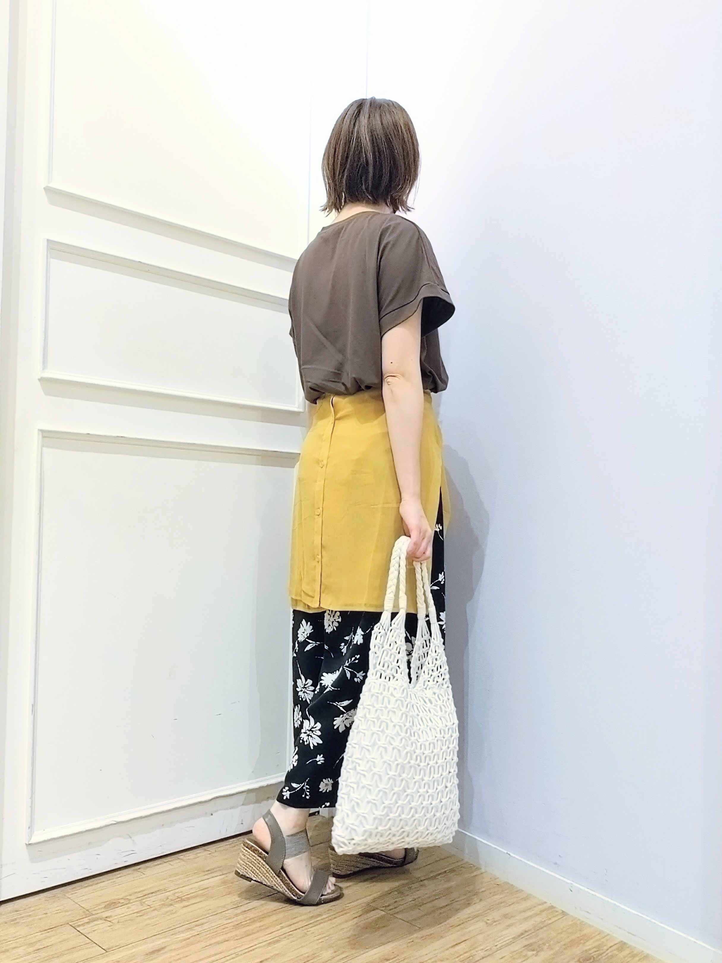 miomioさんの「SHOO･LA･RUE｜【汗じみ防止/ひんやり/S-LL】インせず着られる 刺繍ロゴTシャツ」を使ったコーディネート