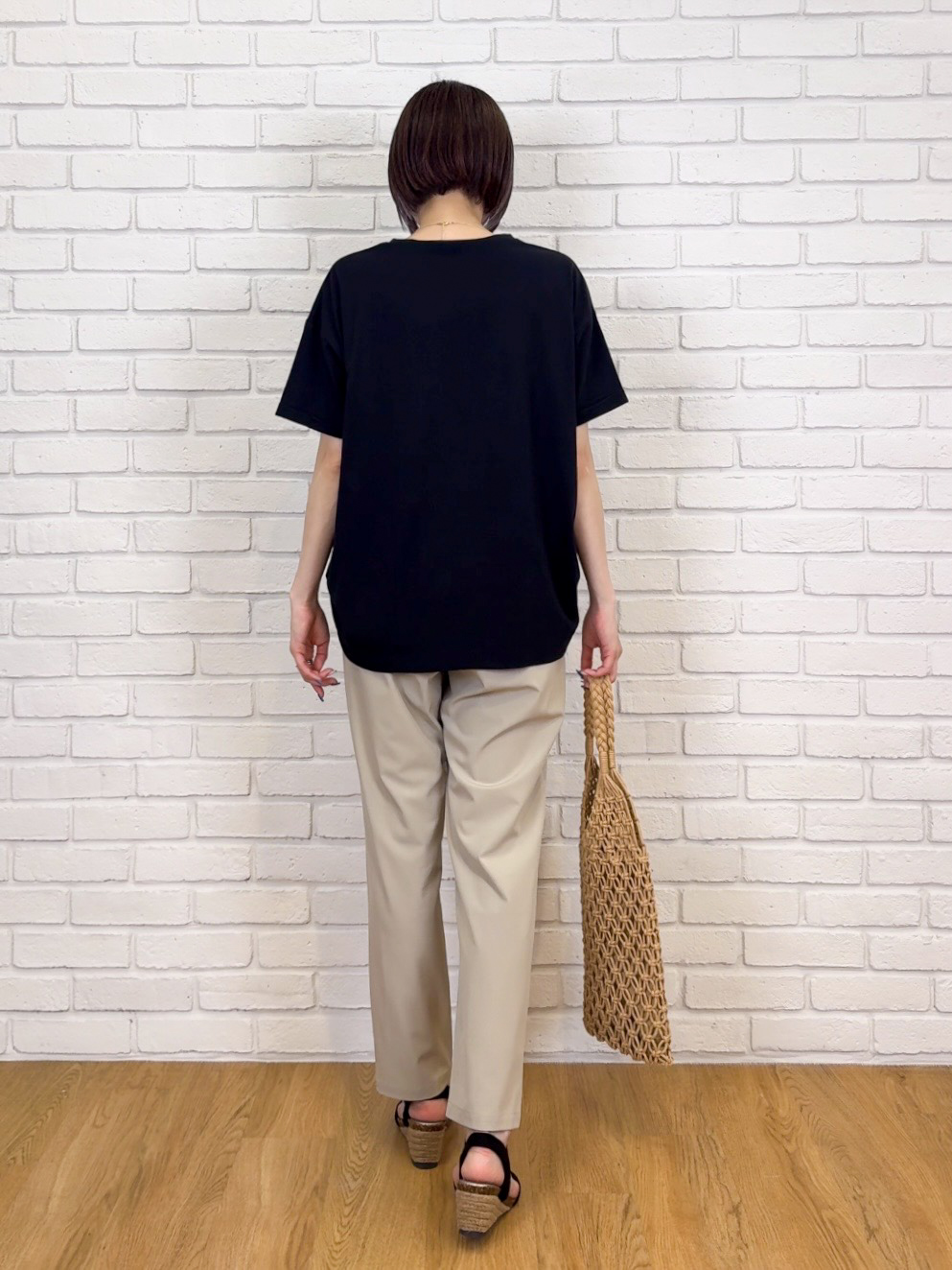 𝐜𝐡𝐢𝐤𝐚さんの「SHOO･LA･RUE｜【ひんやり/S-LL】インせず決まる フロントタックデザインTシャツ」を使ったコーディネート