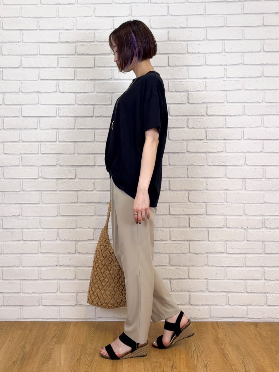 𝐜𝐡𝐢𝐤𝐚さんの「SHOO･LA･RUE｜【ひんやり/S-LL】インせず決まる フロントタックデザインTシャツ」を使ったコーディネート