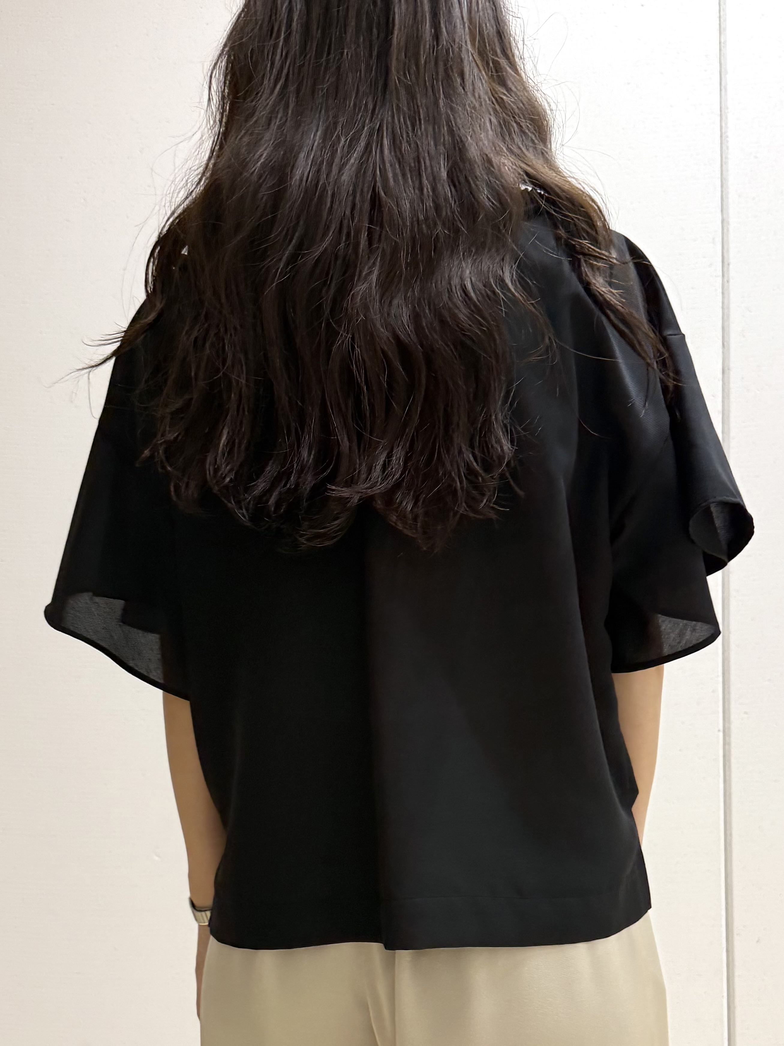 mamiさんの「INDIVI｜【接触冷感/通気性/洗える】Vネックフリルブラウス」を使ったコーディネート