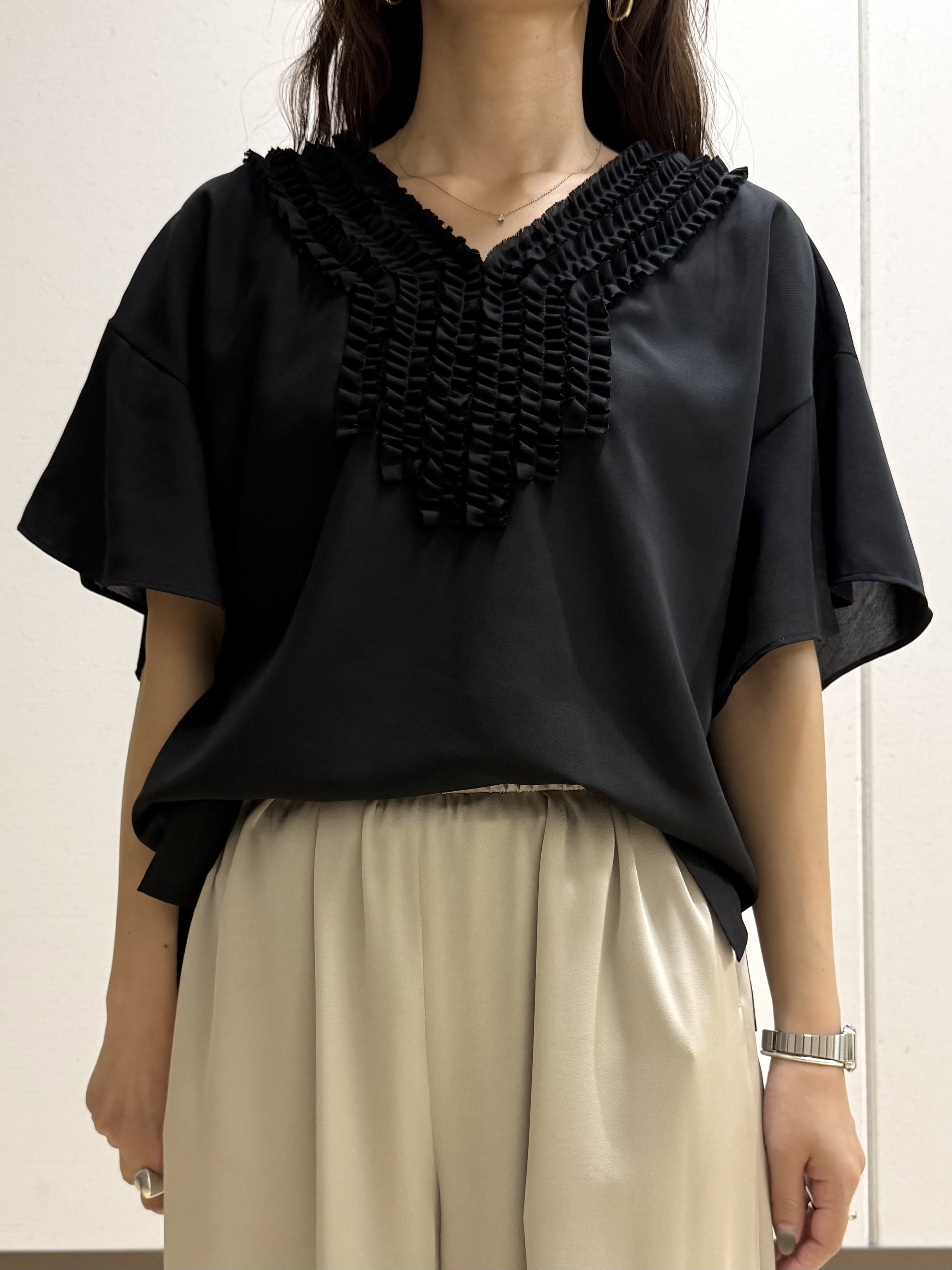mamiさんの「INDIVI｜【接触冷感/通気性/洗える】Vネックフリルブラウス」を使ったコーディネート