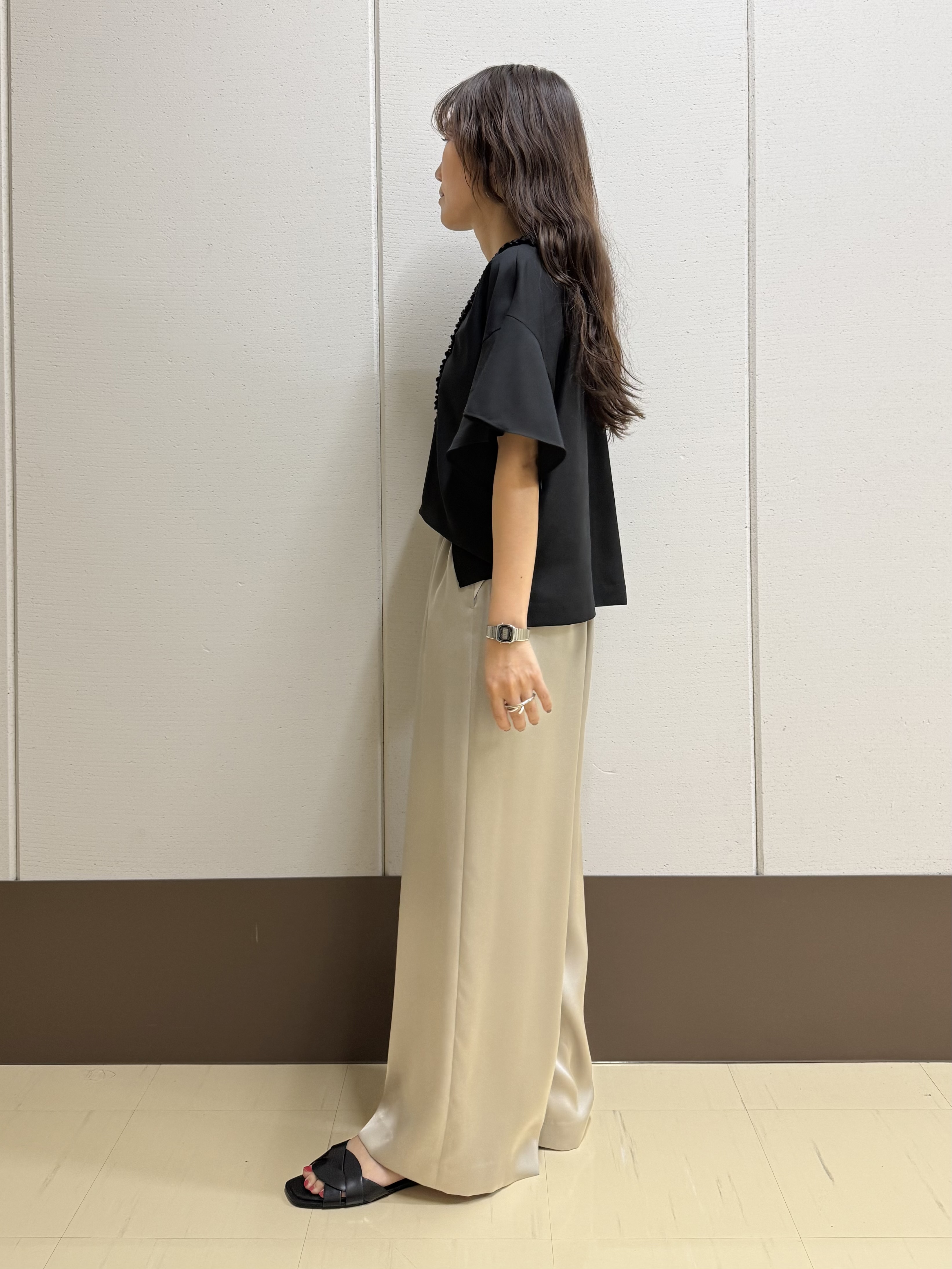 mamiさんの「INDIVI｜【接触冷感/通気性/洗える】Vネックフリルブラウス」を使ったコーディネート