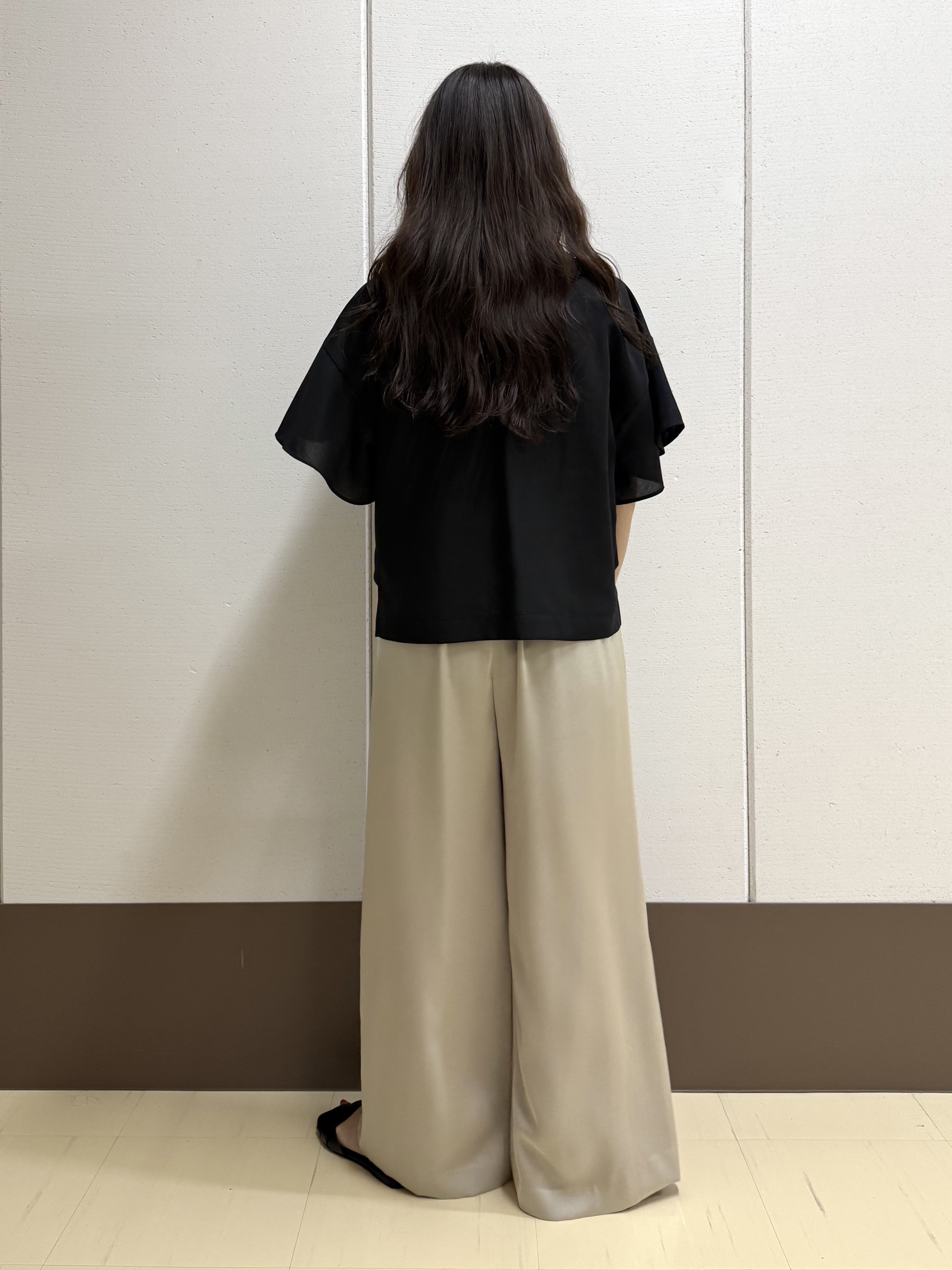 mamiさんの「INDIVI｜【接触冷感/通気性/洗える】Vネックフリルブラウス」を使ったコーディネート