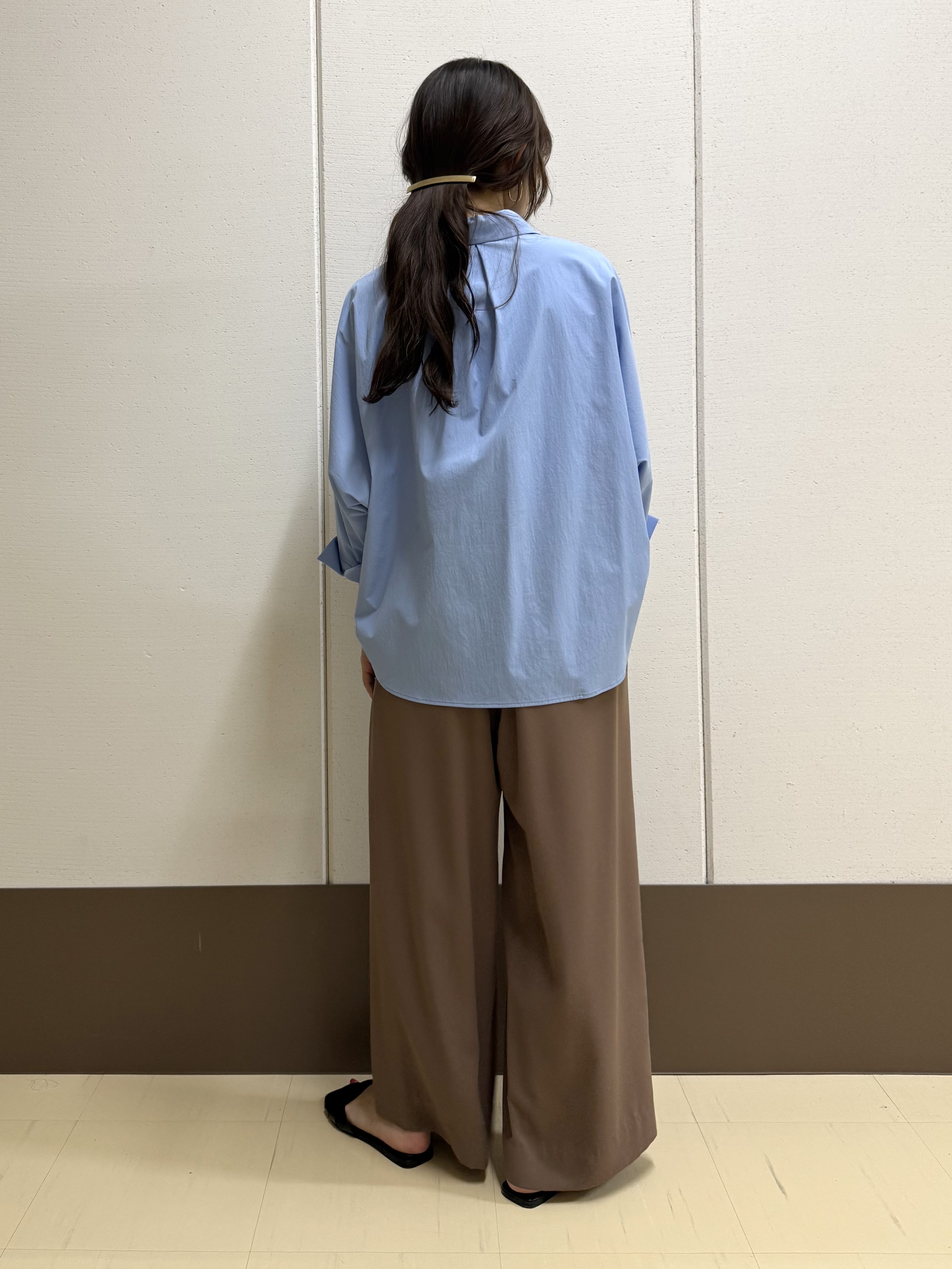 mamiさんの「INDIVI｜【接触冷感/吸水速乾/UVカット】ドルマンスリーブシャツ」を使ったコーディネート