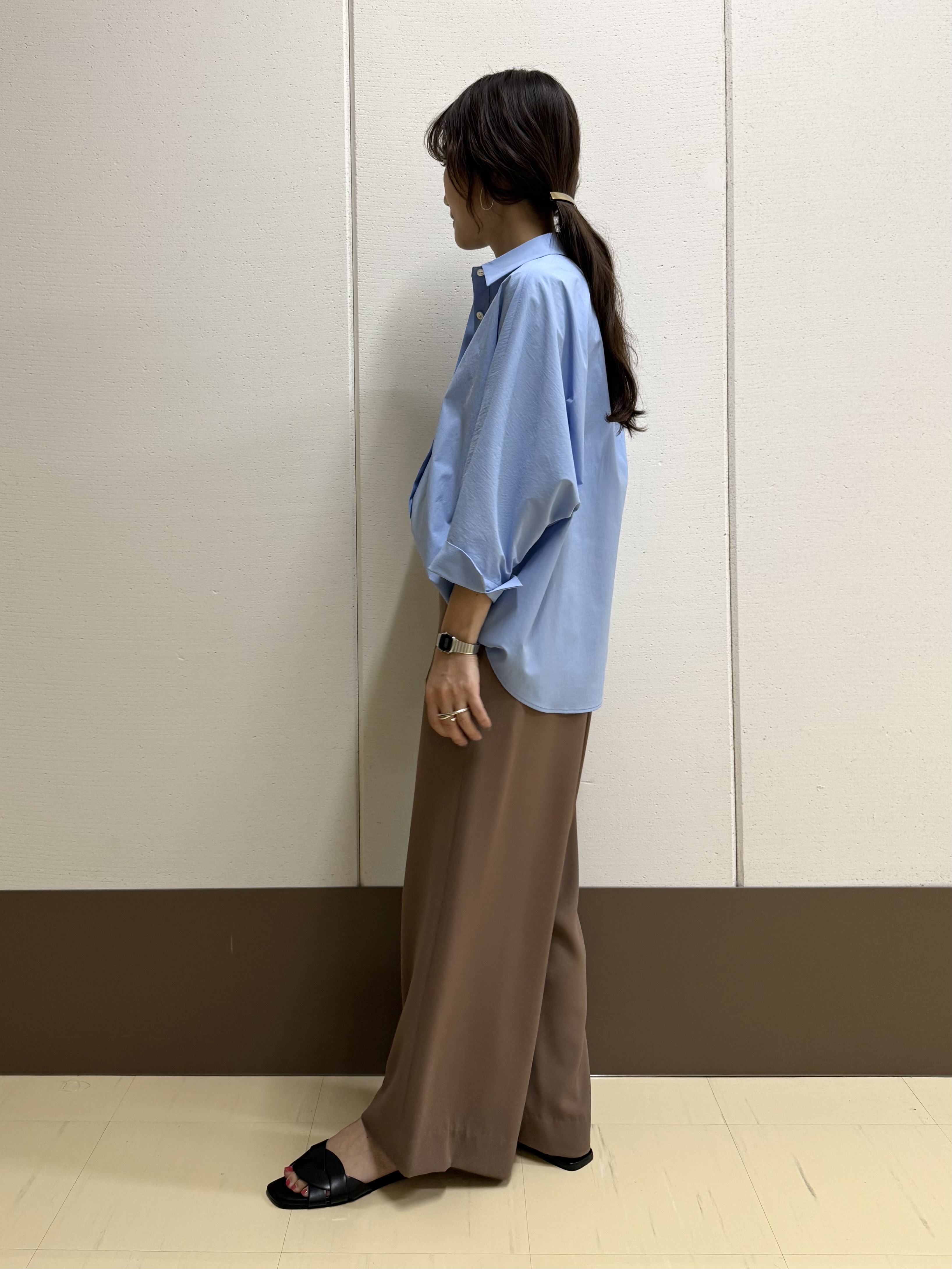 mamiさんの「INDIVI｜【接触冷感/吸水速乾/UVカット】ドルマンスリーブシャツ」を使ったコーディネート
