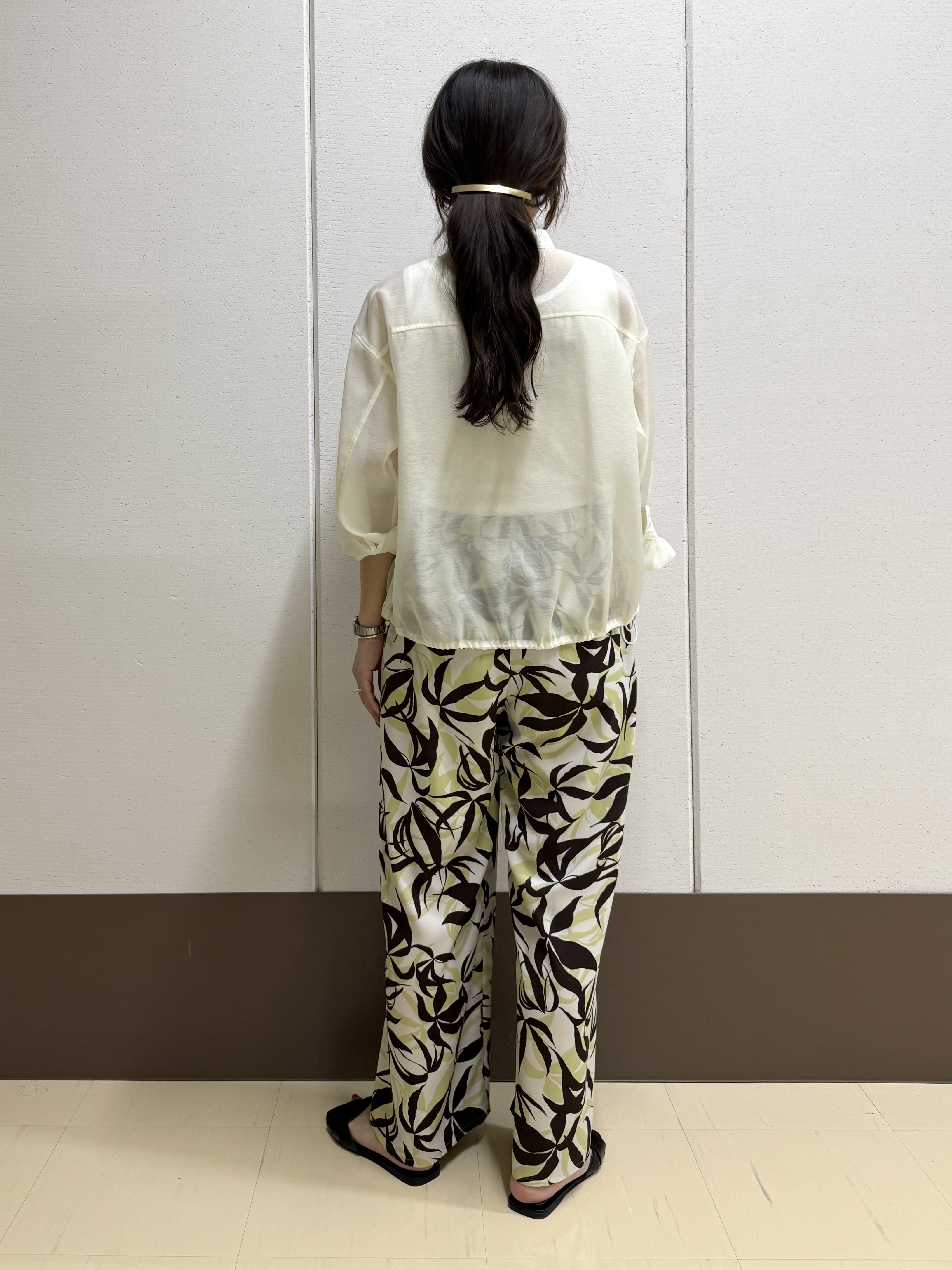 mamiさんの「INDIVI｜【トレンド／2WAY】裾ドロスト付きシアーブラウスブルゾン」を使ったコーディネート