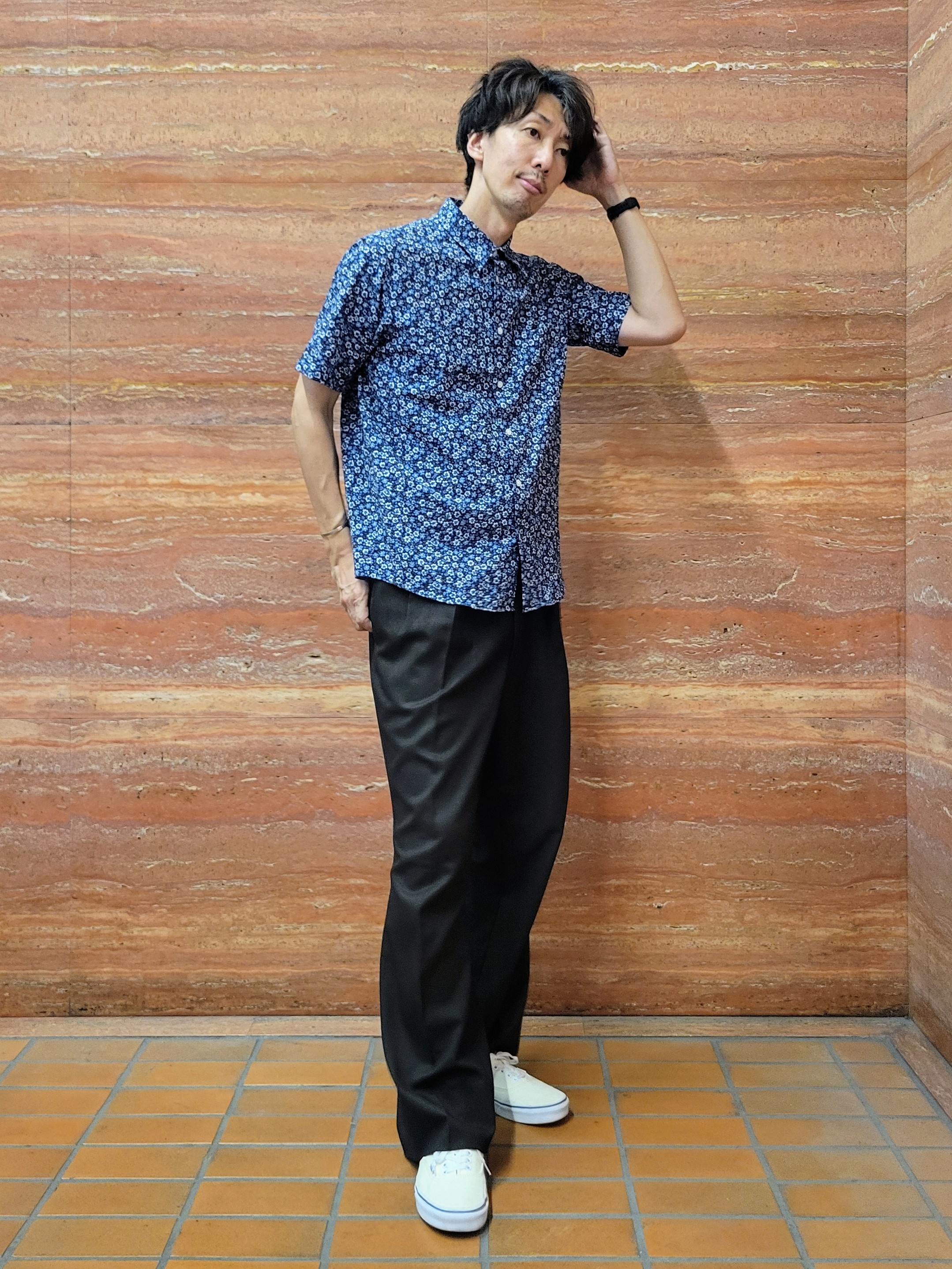 piroyaさんの「TAKEO KIKUCHI｜リップル小花シャツ」を使ったコーディネート