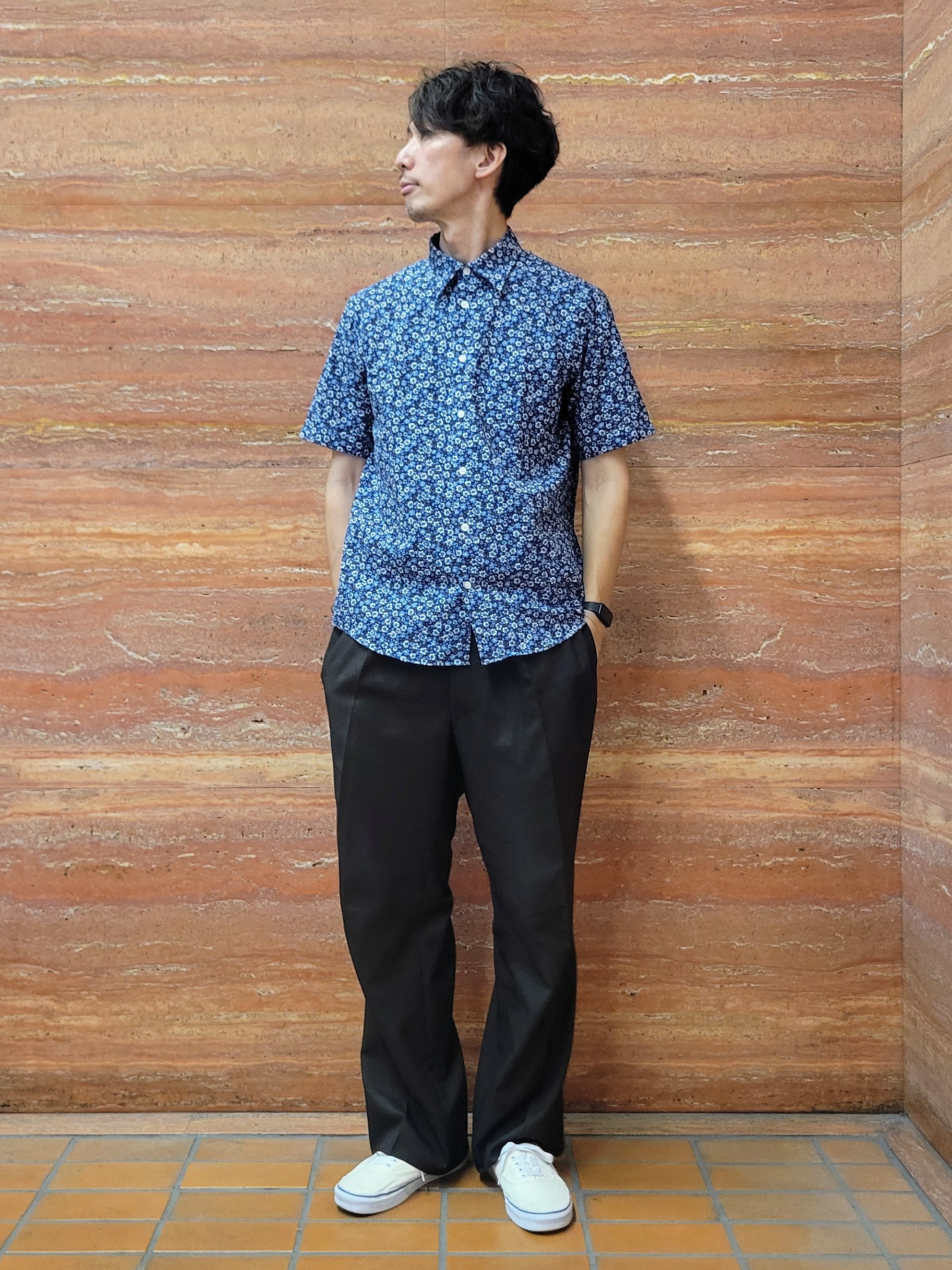 piroyaさんの「TAKEO KIKUCHI｜リップル小花シャツ」を使ったコーディネート