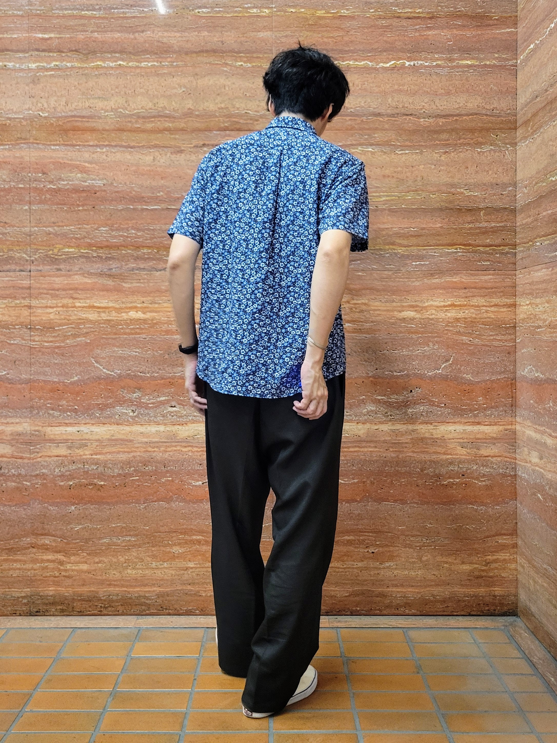 piroyaさんの「TAKEO KIKUCHI｜リップル小花シャツ」を使ったコーディネート