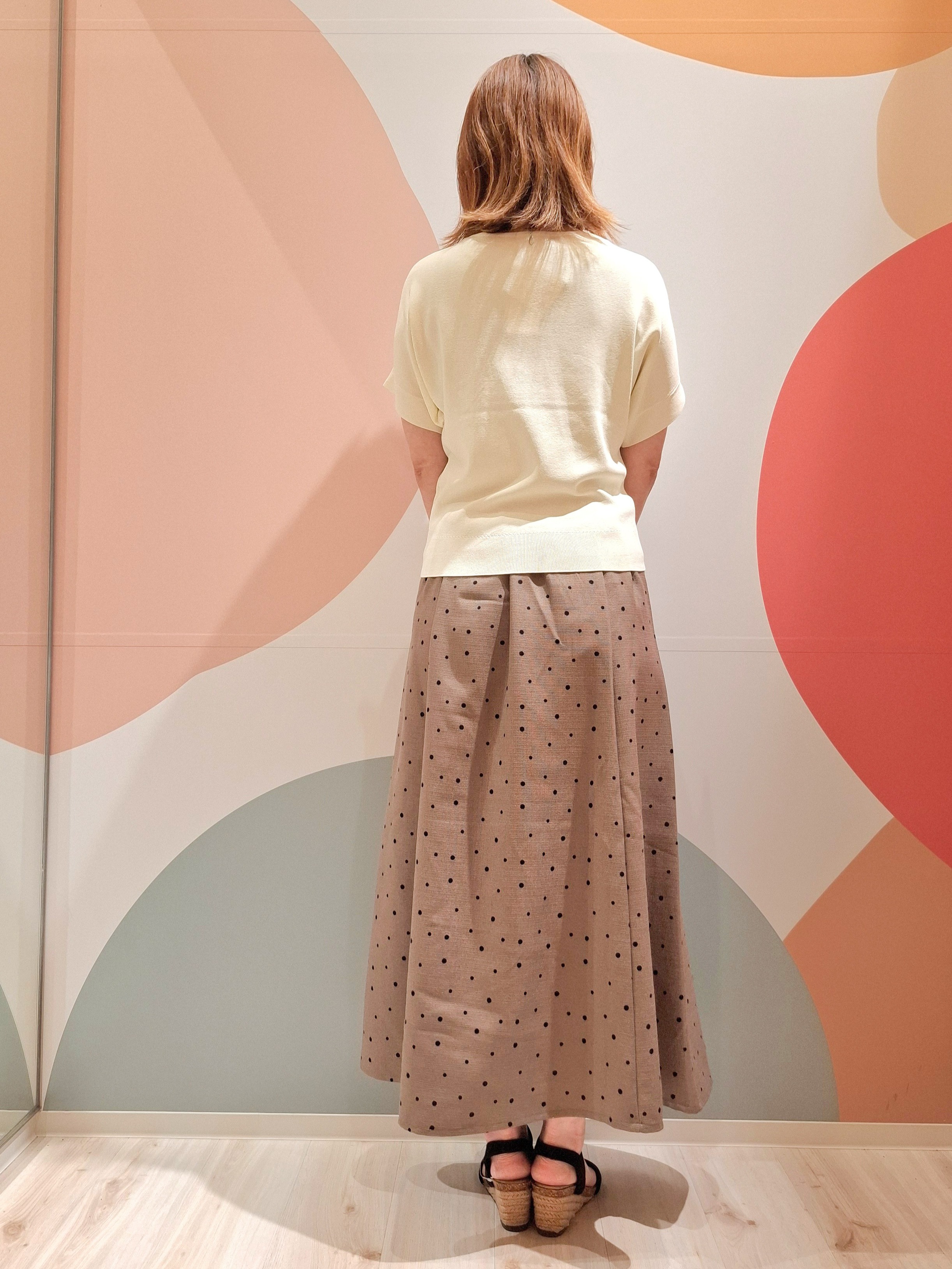 次女さんの「SHOO･LA･RUE｜【毎日洗える/ひんやり/UV/S-LL】二の腕隠れる さらっとドルマン半袖ニット」を使ったコーディネート