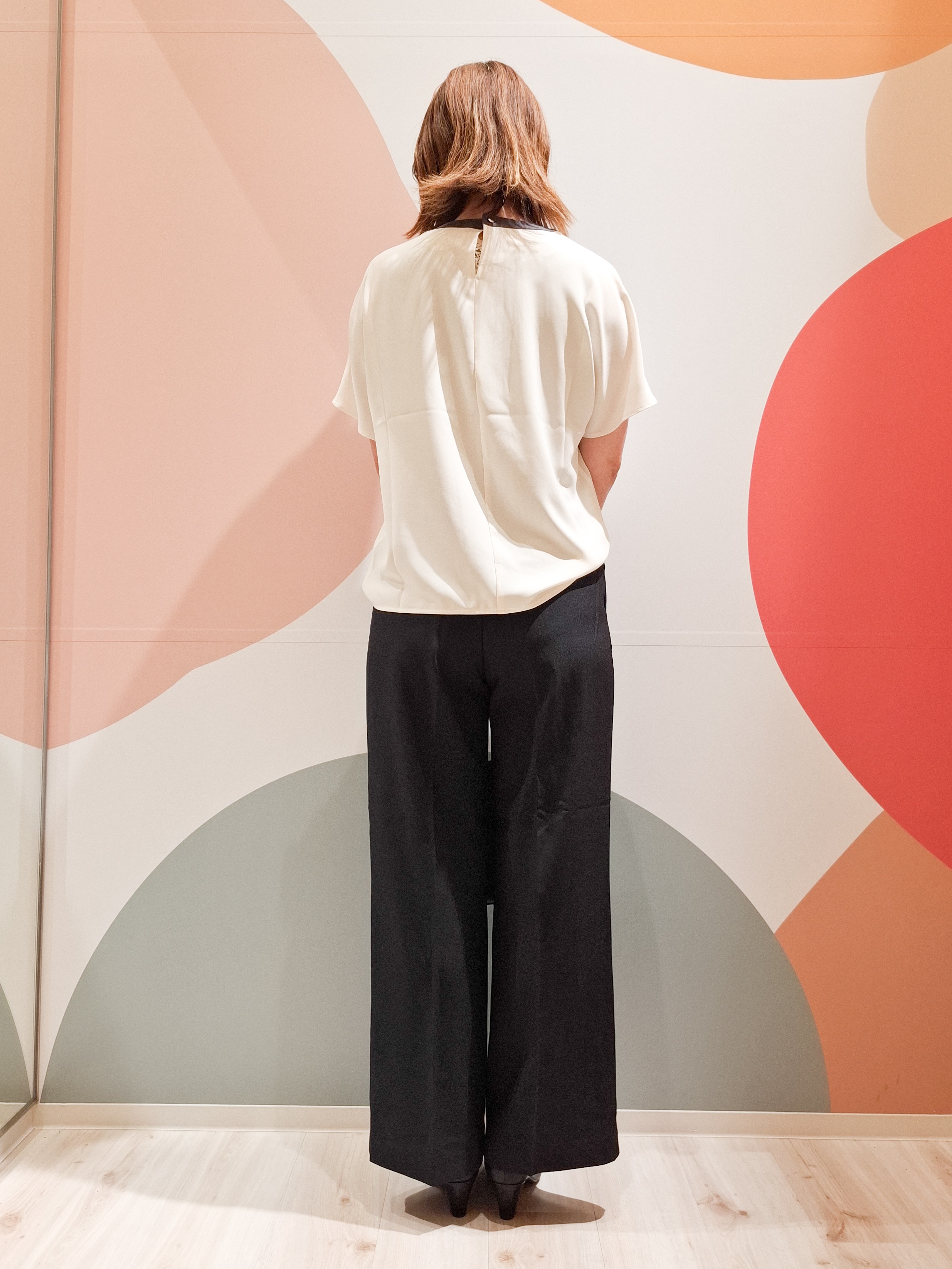 次女さんの「SHOO･LA･RUE｜【ひんやり/UV/通勤】洗濯後しわになりにくい 上品配色ブラウス」を使ったコーディネート