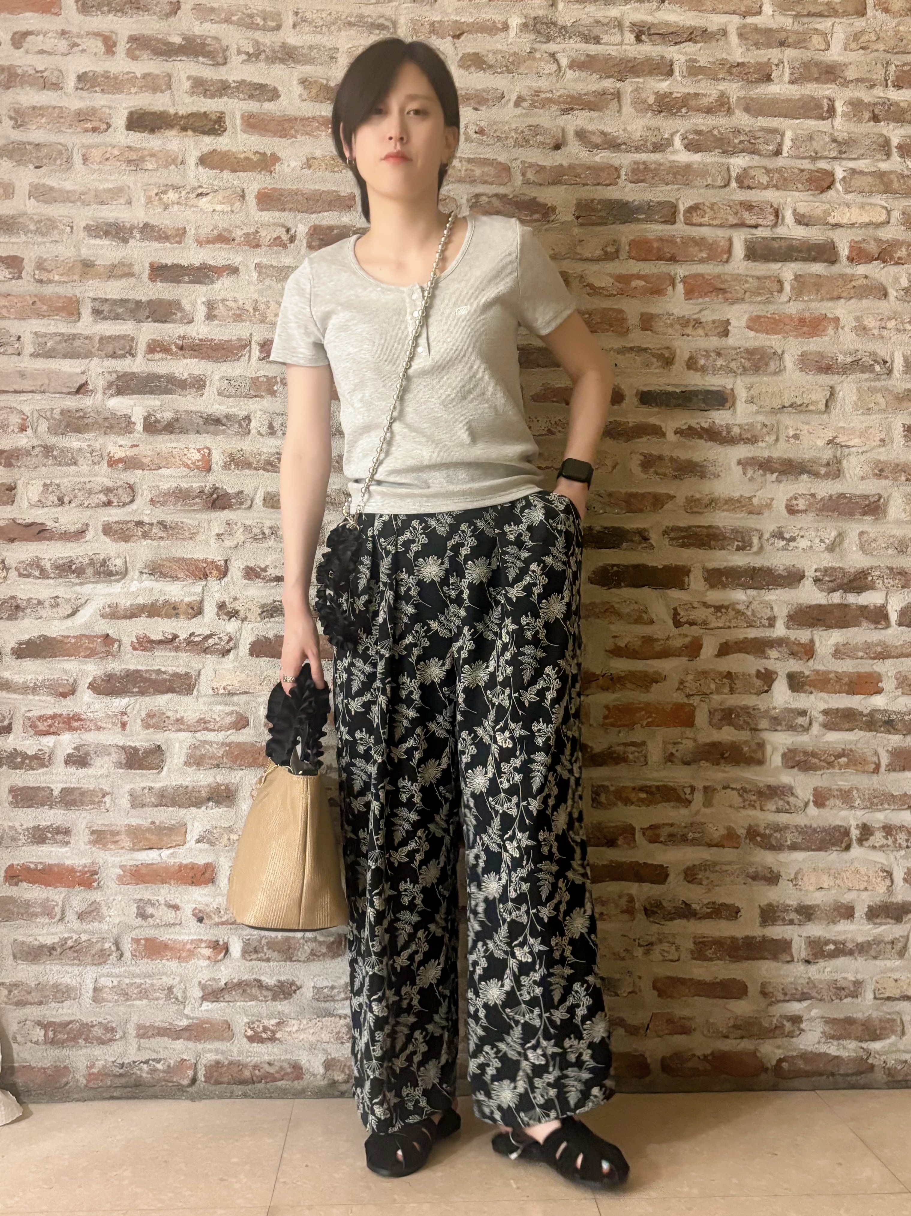しばさんの「THE SHOP TK｜ヘンリーネック ワンポイント刺繍トップス」を使ったコーディネート