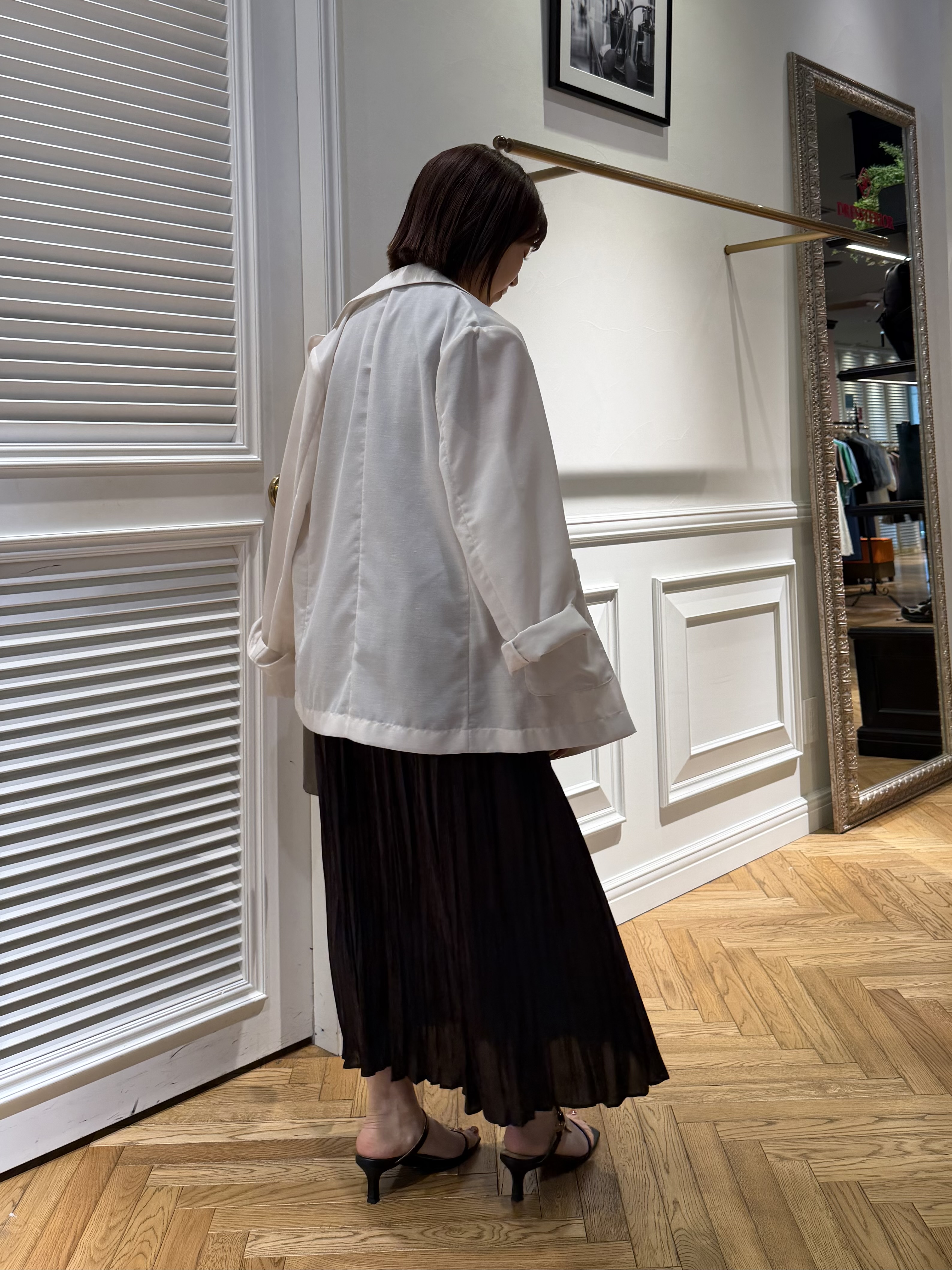 つじ まこさんの「DRESSTERIOR｜【ウォッシャブル/2WAYシルエット】ノースリーブプリーツワンピース」を使ったコーディネート