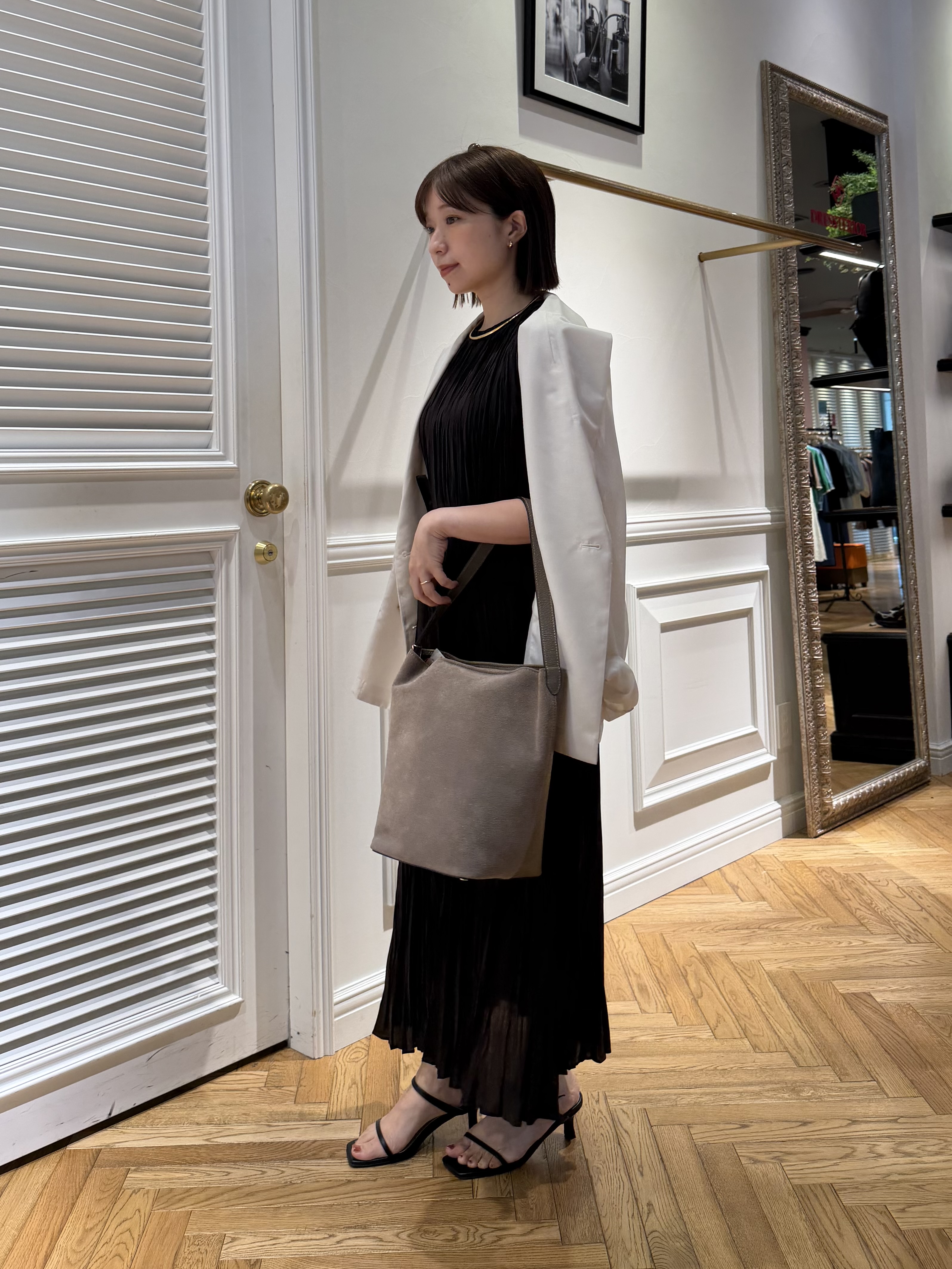 つじ まこさんの「DRESSTERIOR｜【ウォッシャブル/2WAYシルエット】ノースリーブプリーツワンピース」を使ったコーディネート