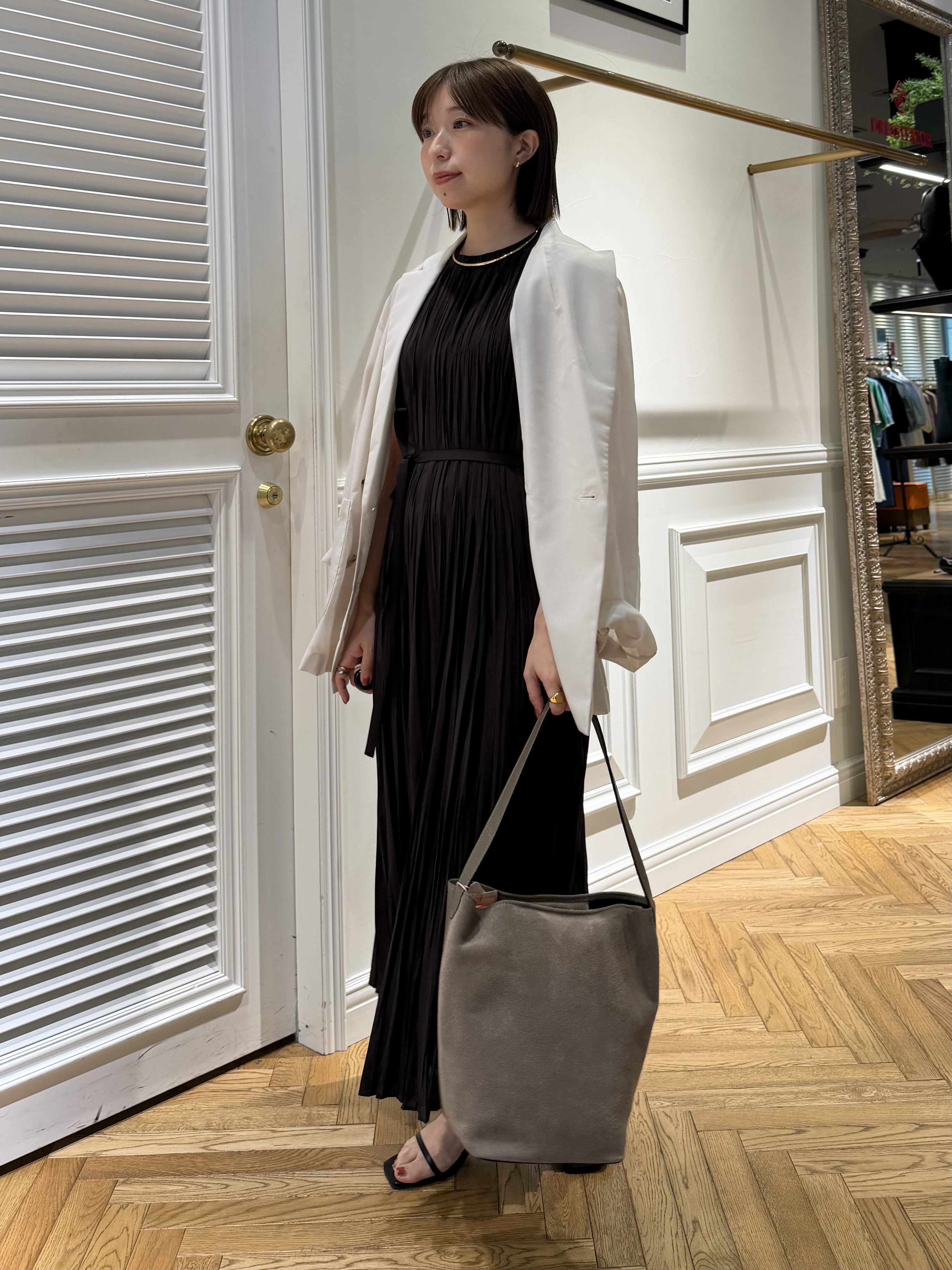 つじ まこさんの「DRESSTERIOR｜【ウォッシャブル/2WAYシルエット】ノースリーブプリーツワンピース」を使ったコーディネート