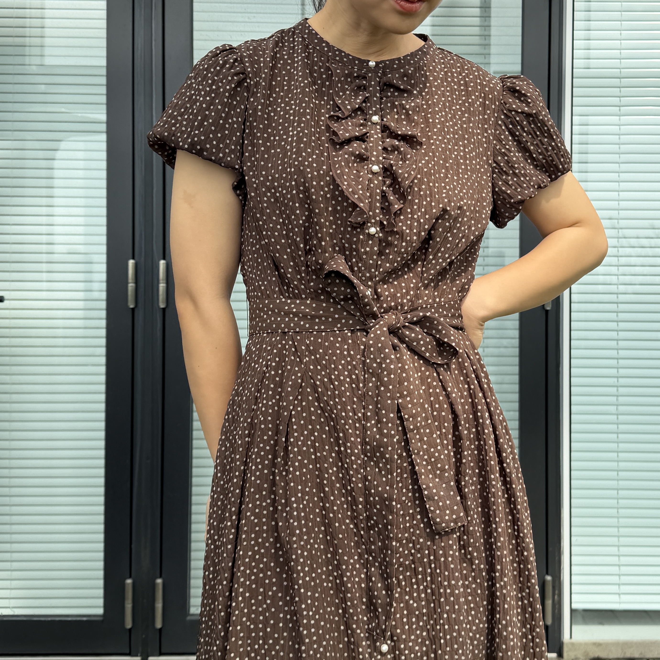 makiさんの「Couture brooch｜【洗える】フロントフリル ドット柄ワンピース」を使ったコーディネート
