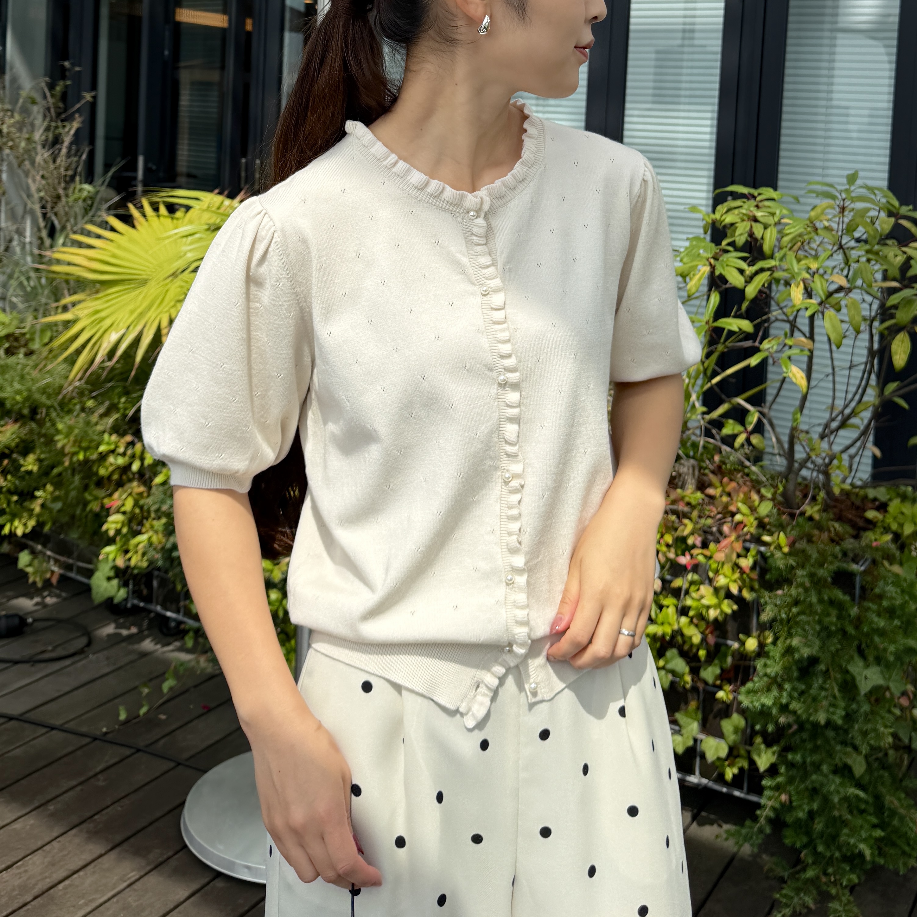 makiさんの「Couture brooch｜【洗える】フロントフリル ドット柄ワンピース」を使ったコーディネート