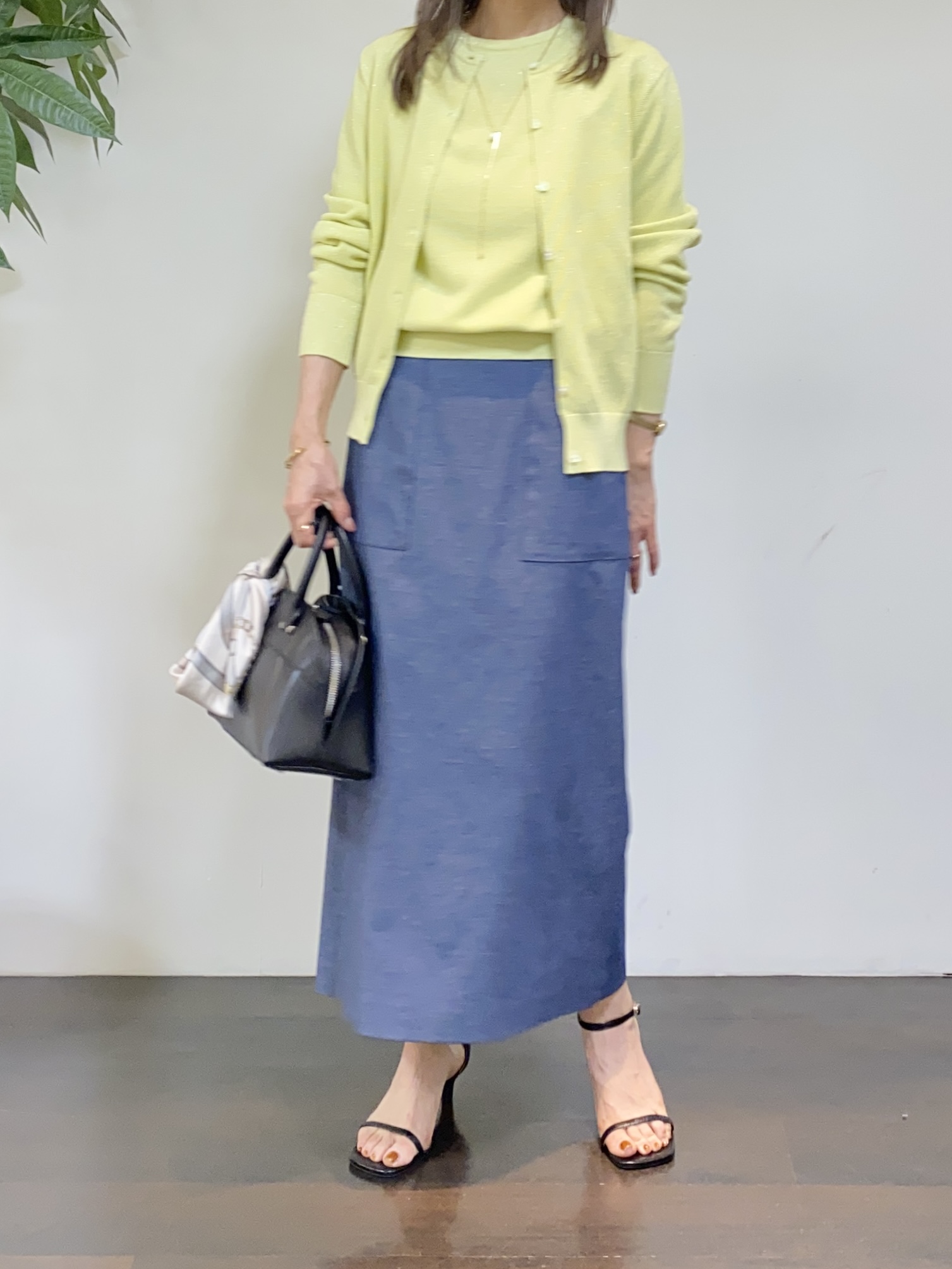 tomoさんの「UNTITLED｜【アンサンブル可】ラメ混クルーネックカーディガン」を使ったコーディネート