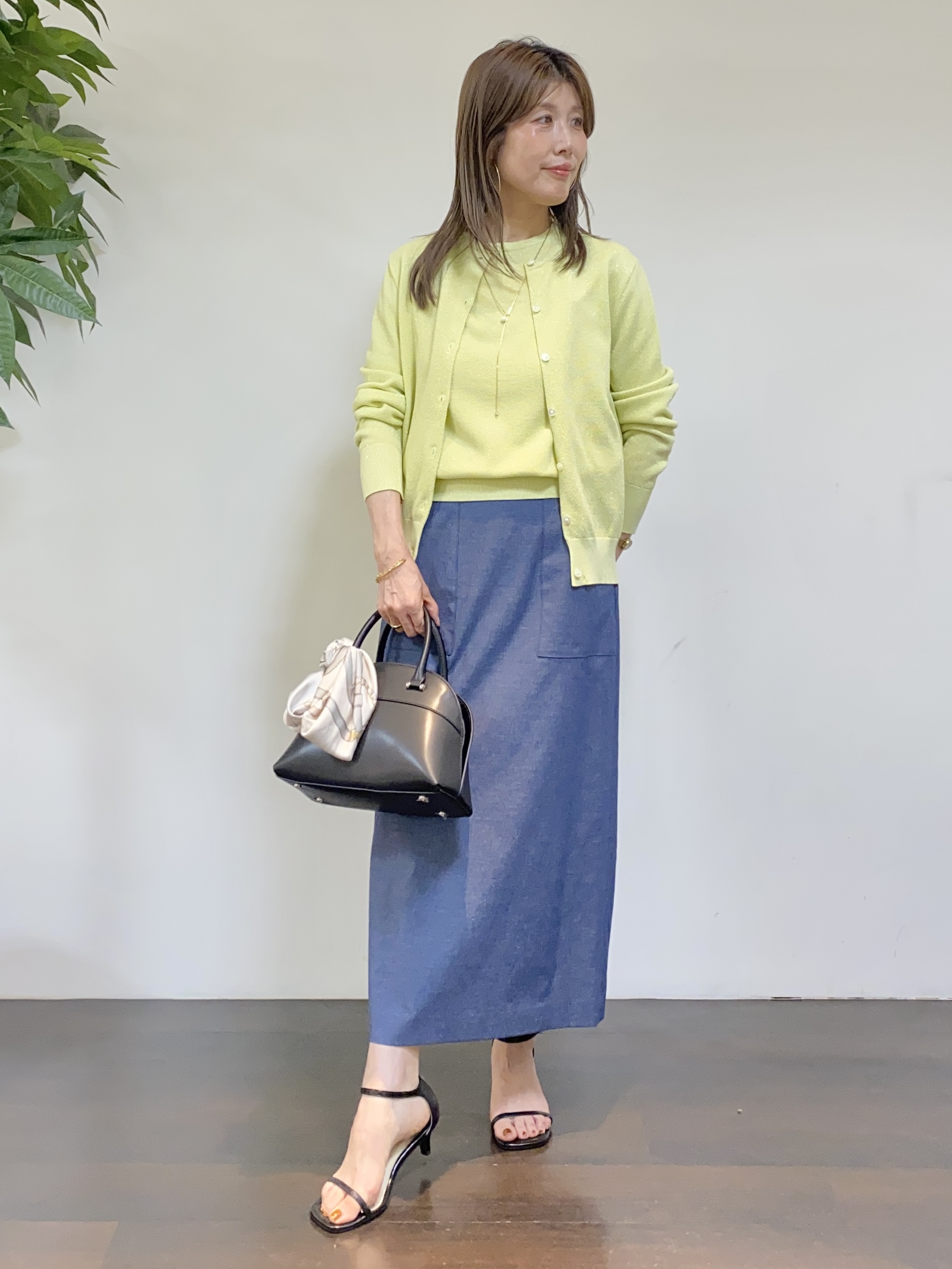 tomoさんの「UNTITLED｜【アンサンブル可】ラメ混クルーネックカーディガン」を使ったコーディネート