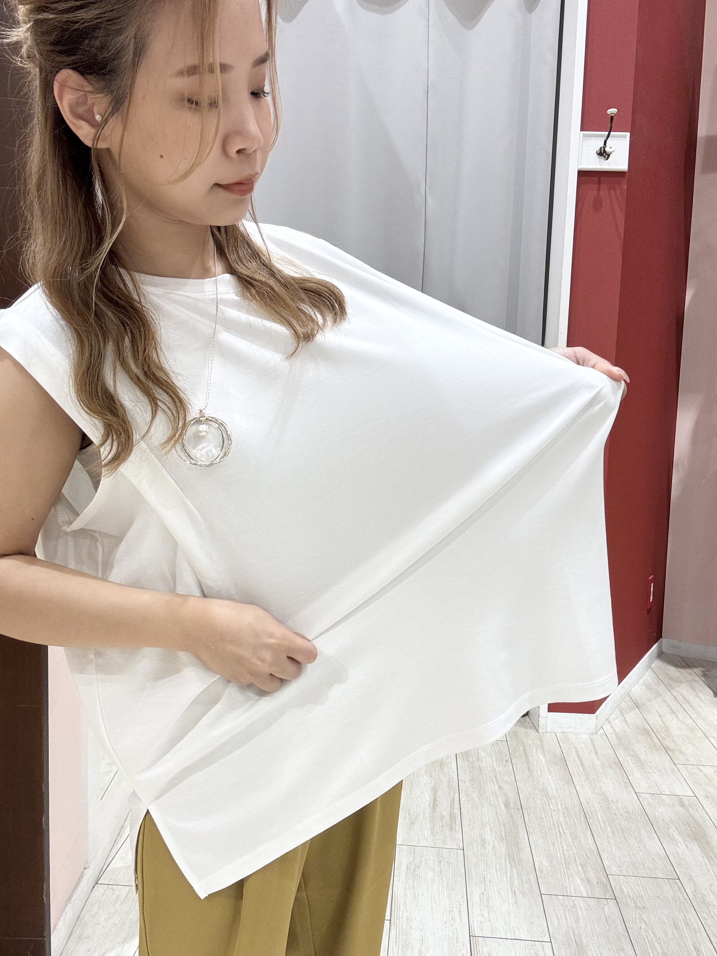 shioさんの「SHOO･LA･RUE｜【UVカット/接触冷感】とろみタックノースリーブトップス」を使ったコーディネート
