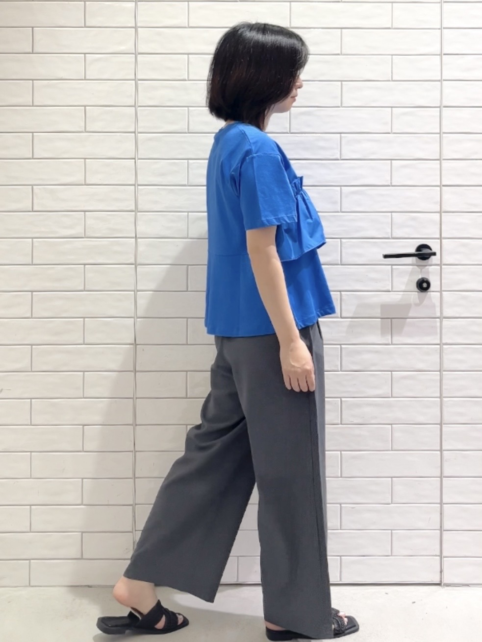 しおりさんの「OPAQUE.CLIP｜【接触冷感】アシメフリルドッキングカットソー《洗濯機OK》」を使ったコーディネート