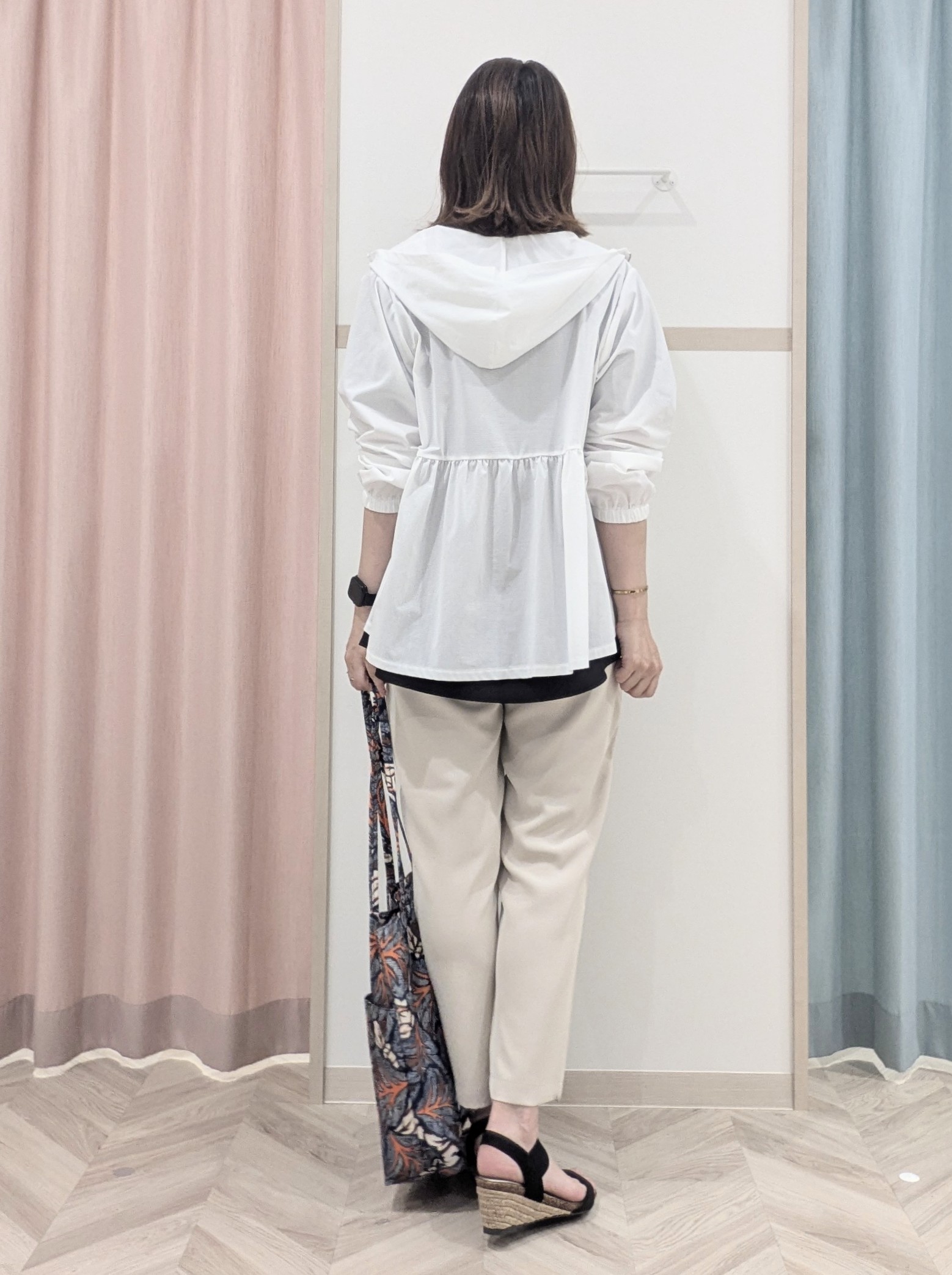 miyuさんの「SHOO･LA･RUE｜【ひんやり/S-LL/体型カバー】ペプラムフリルとゴールドパーツが女性らしい UVパーカ」を使ったコーディネート