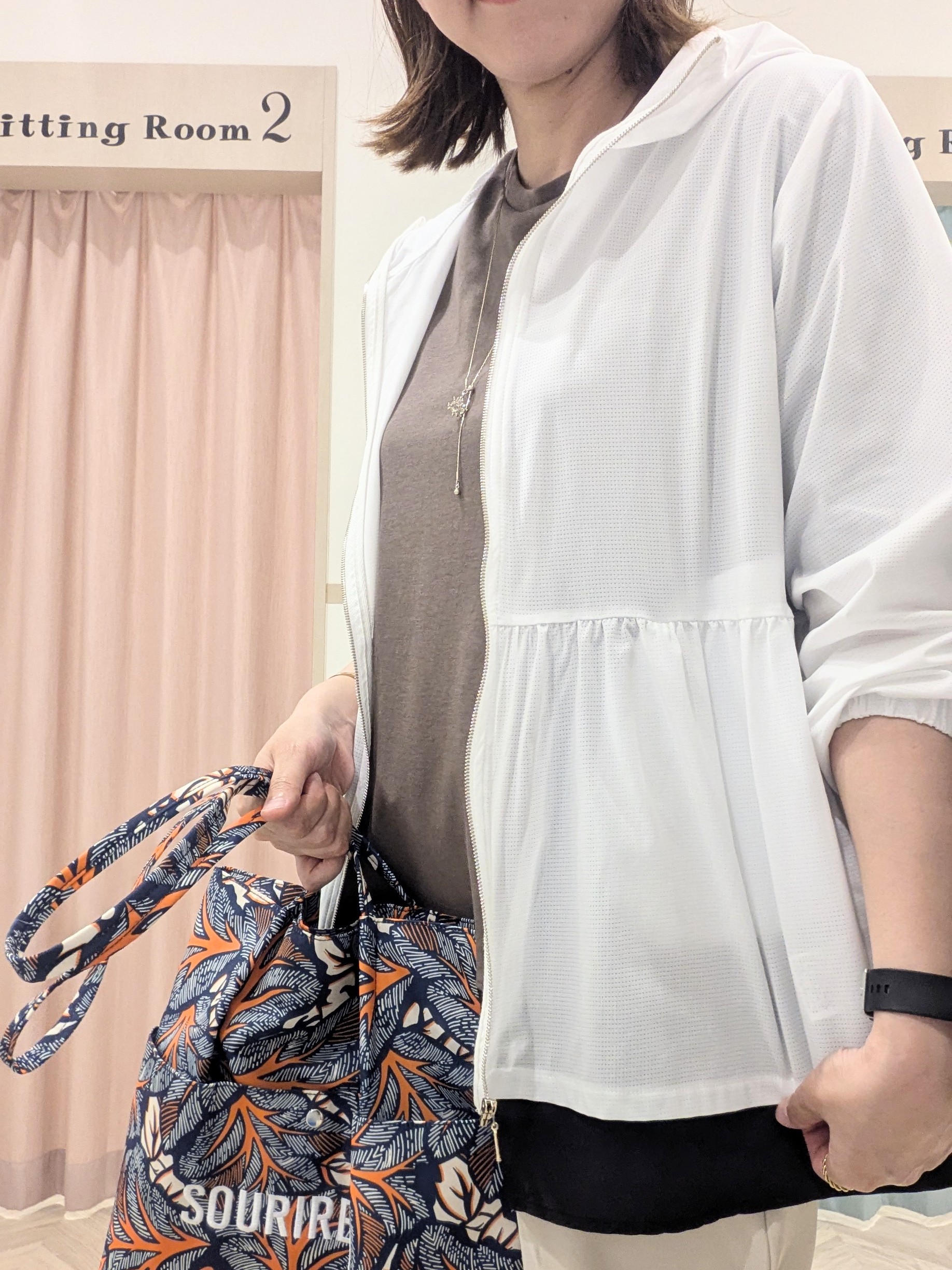 miyuさんの「SHOO･LA･RUE｜【ひんやり/S-LL/体型カバー】ペプラムフリルとゴールドパーツが女性らしい UVパーカ」を使ったコーディネート