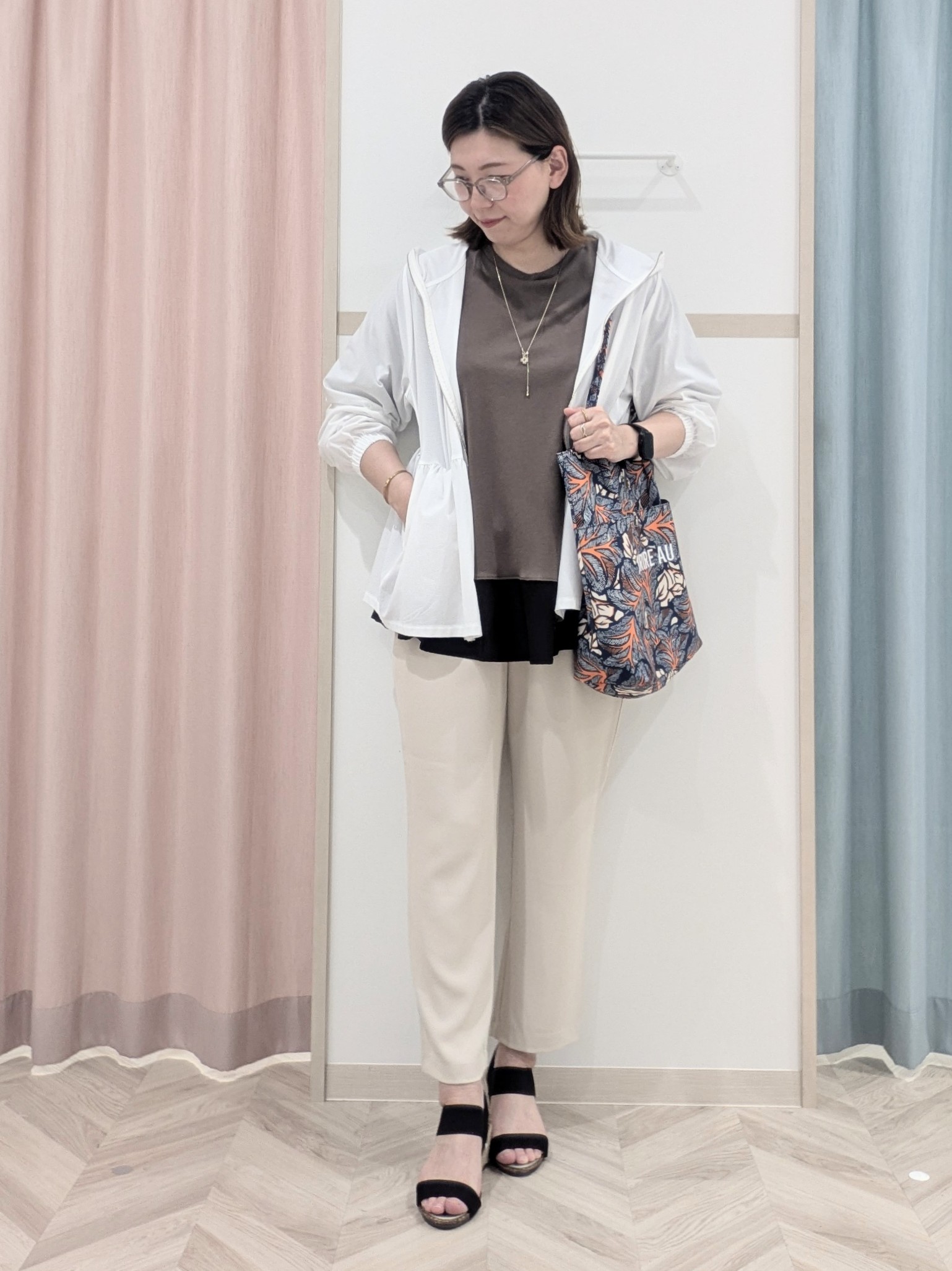 miyuさんの「SHOO･LA･RUE｜【ひんやり/S-LL/体型カバー】ペプラムフリルとゴールドパーツが女性らしい UVパーカ」を使ったコーディネート