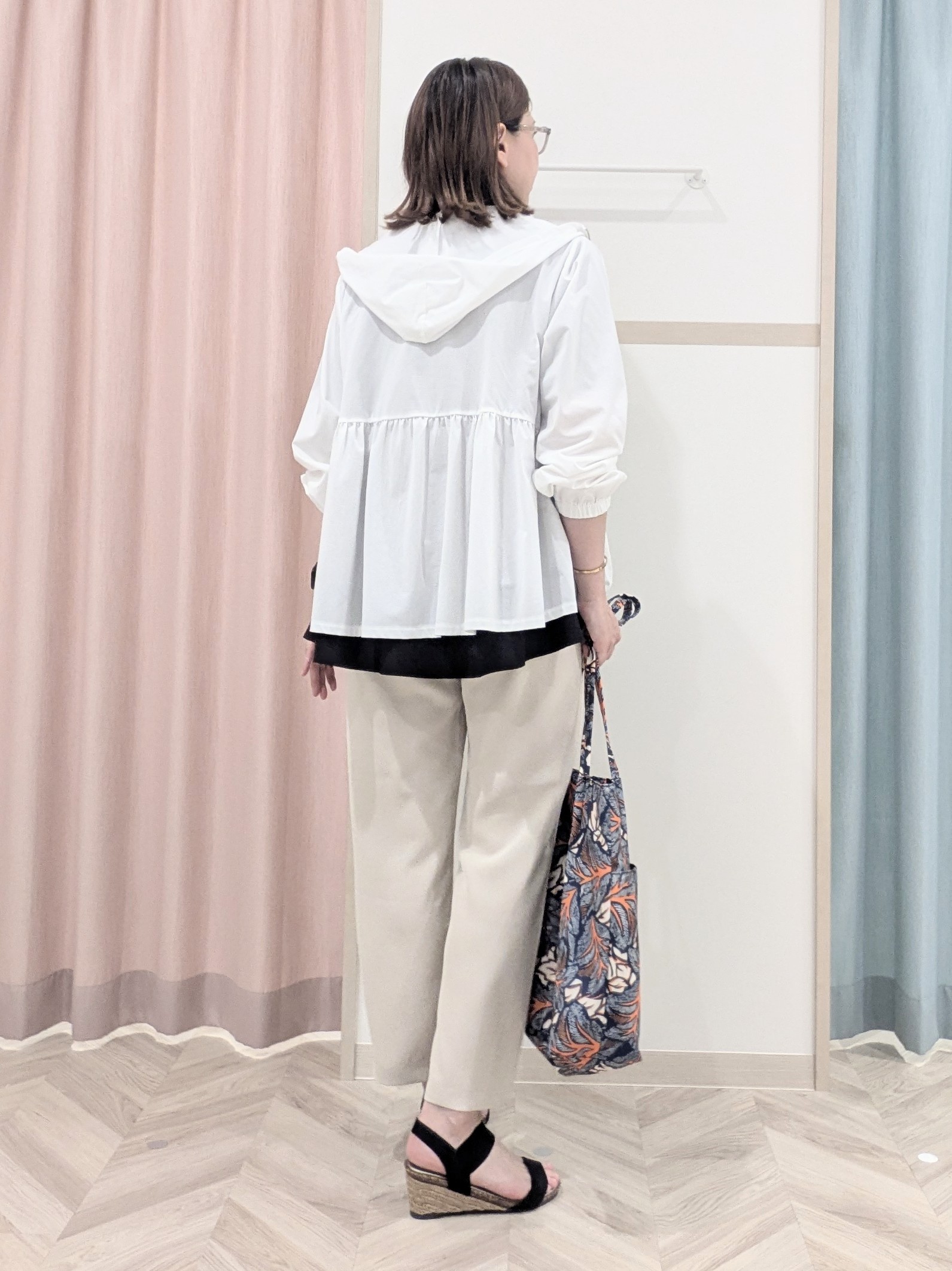 miyuさんの「SHOO･LA･RUE｜【ひんやり/S-LL/体型カバー】ペプラムフリルとゴールドパーツが女性らしい UVパーカ」を使ったコーディネート