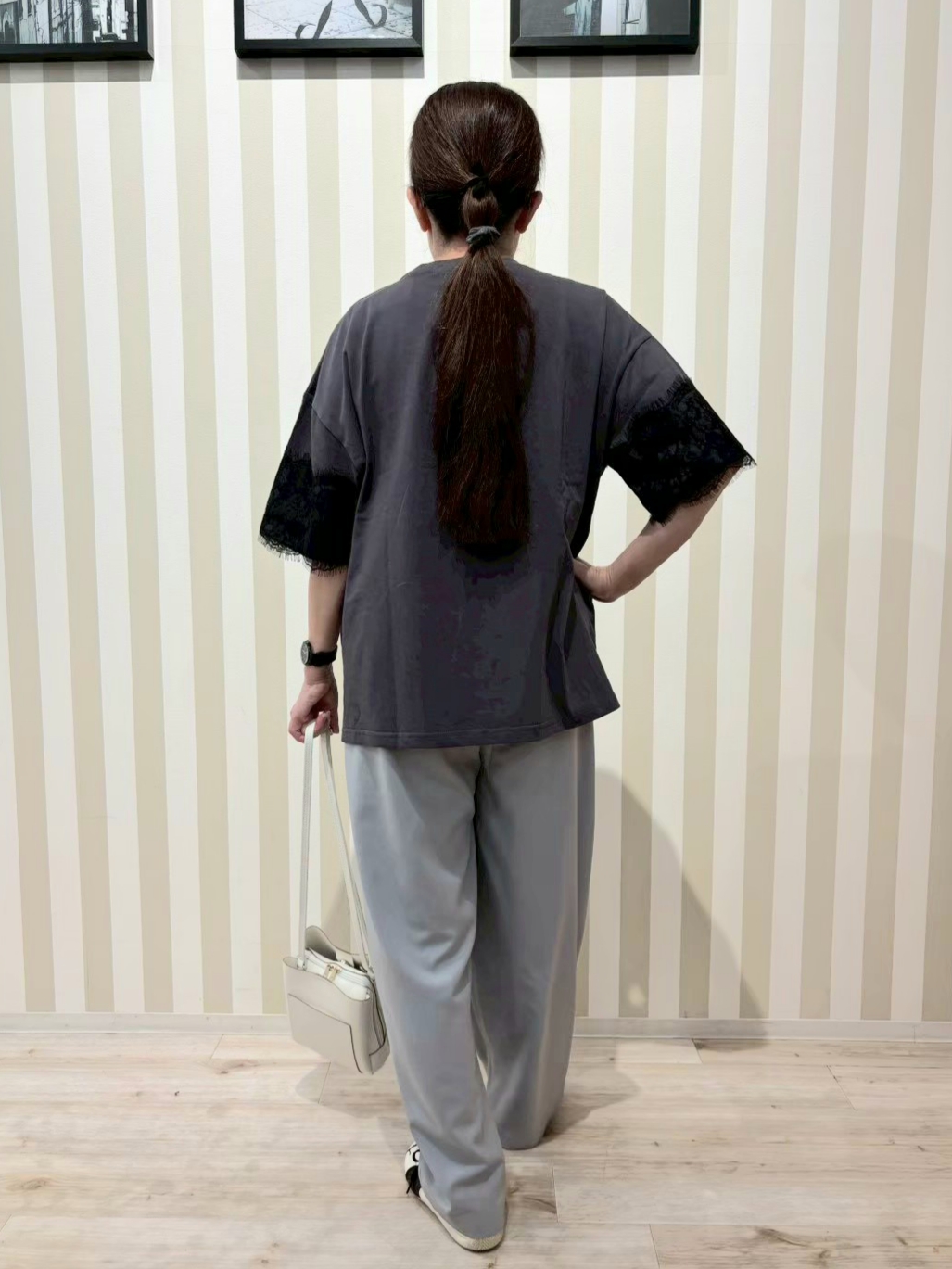 nonaさんの「SHOO･LA･RUE｜【ひんやり/洗濯機可】レースデザインでこなれ見え ロゴプリントTシャツ」を使ったコーディネート