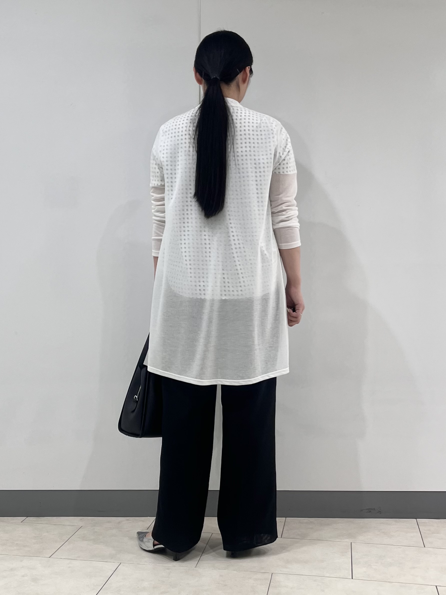 hasuさんの「INDIVI｜【洗える／アンサンブル可能】シアースストライプカーディガン」を使ったコーディネート