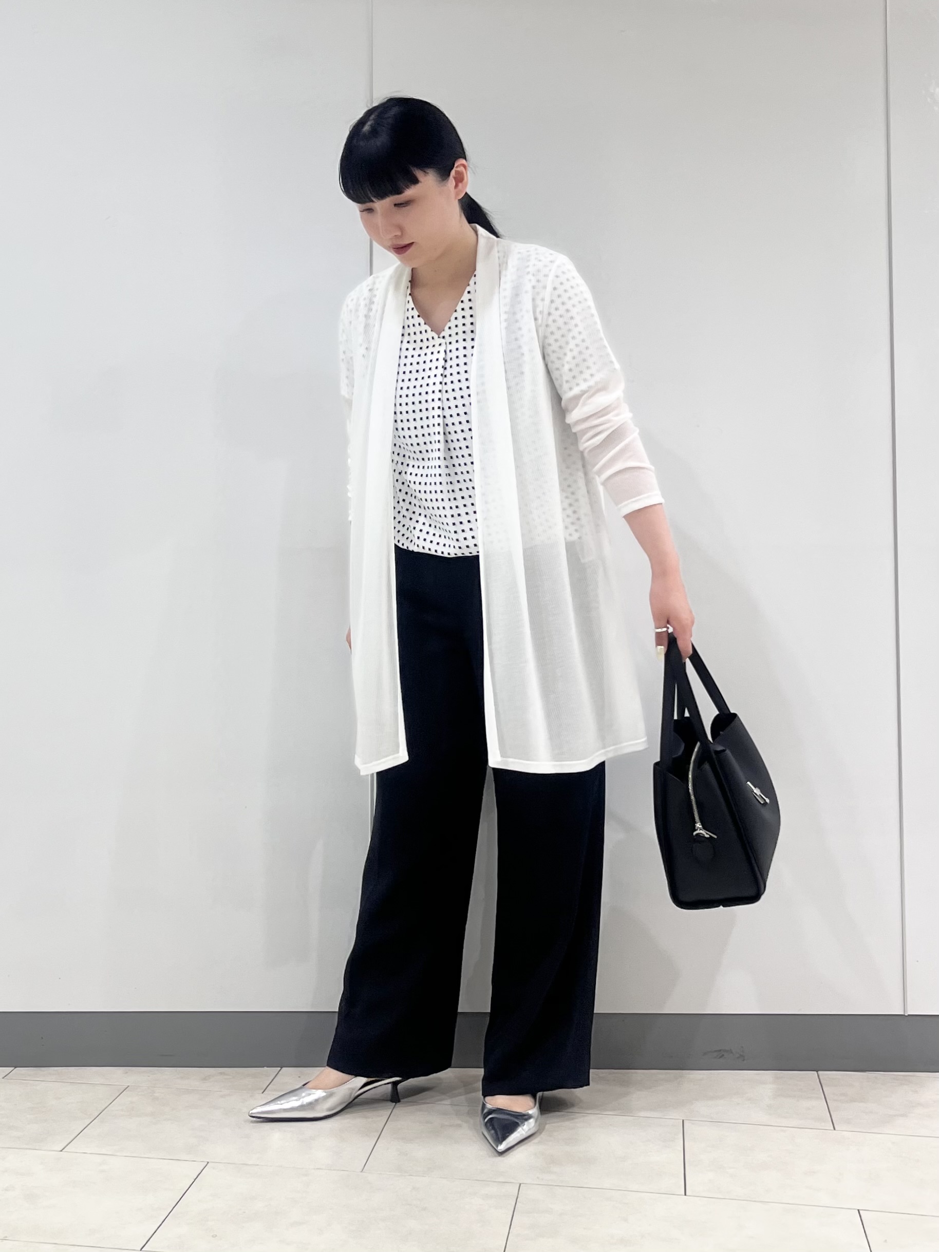 hasuさんの「INDIVI｜【洗える／アンサンブル可能】シアースストライプカーディガン」を使ったコーディネート