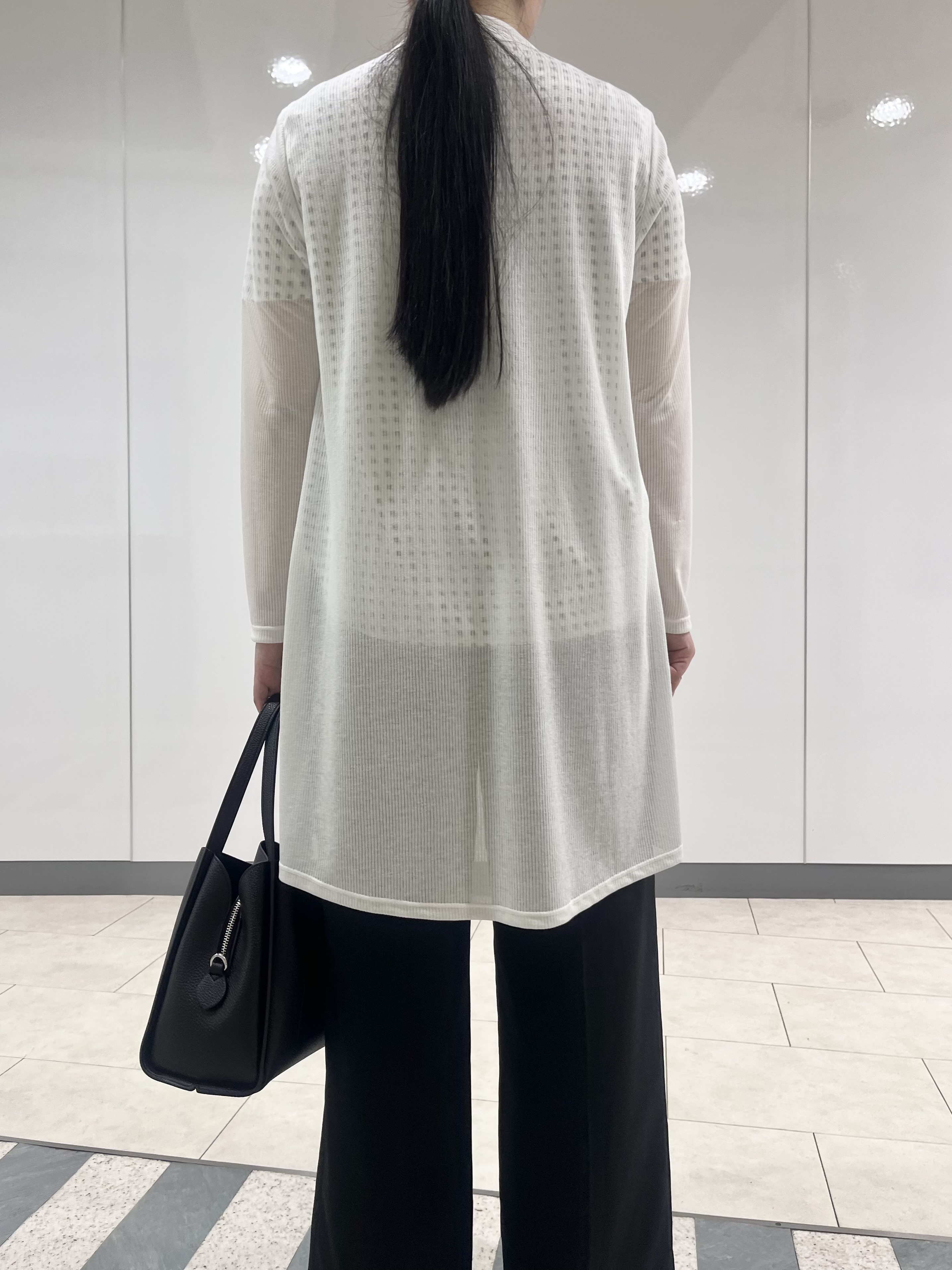 hasuさんの「INDIVI｜【洗える／アンサンブル可能】シアースストライプカーディガン」を使ったコーディネート