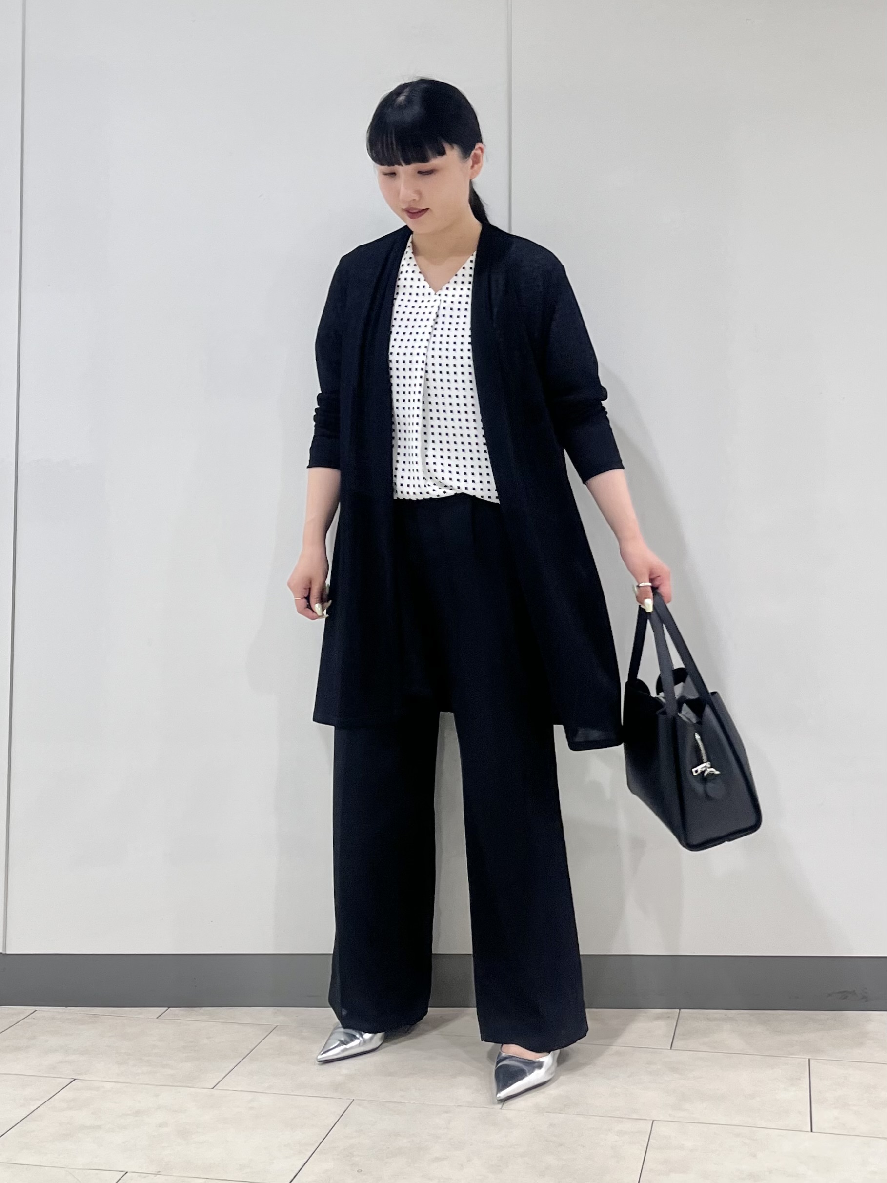 hasuさんの「INDIVI｜【洗える／アンサンブル可能】シアースストライプカーディガン」を使ったコーディネート