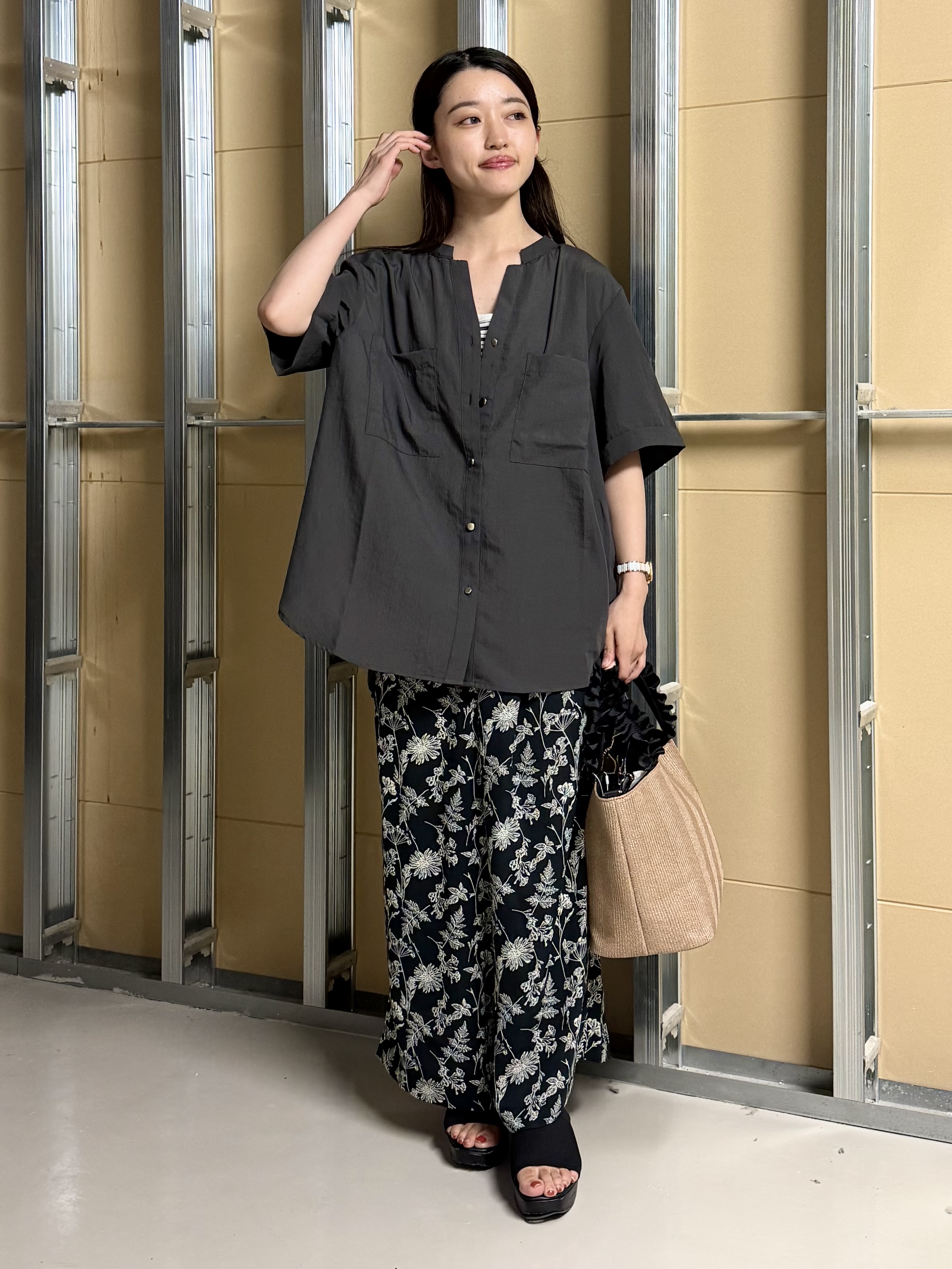 sahoさんの「THE SHOP TK｜【M-XL/刻みネックですっきり見え】Wポケット金ボタン 5分袖シャツ」を使ったコーディネート