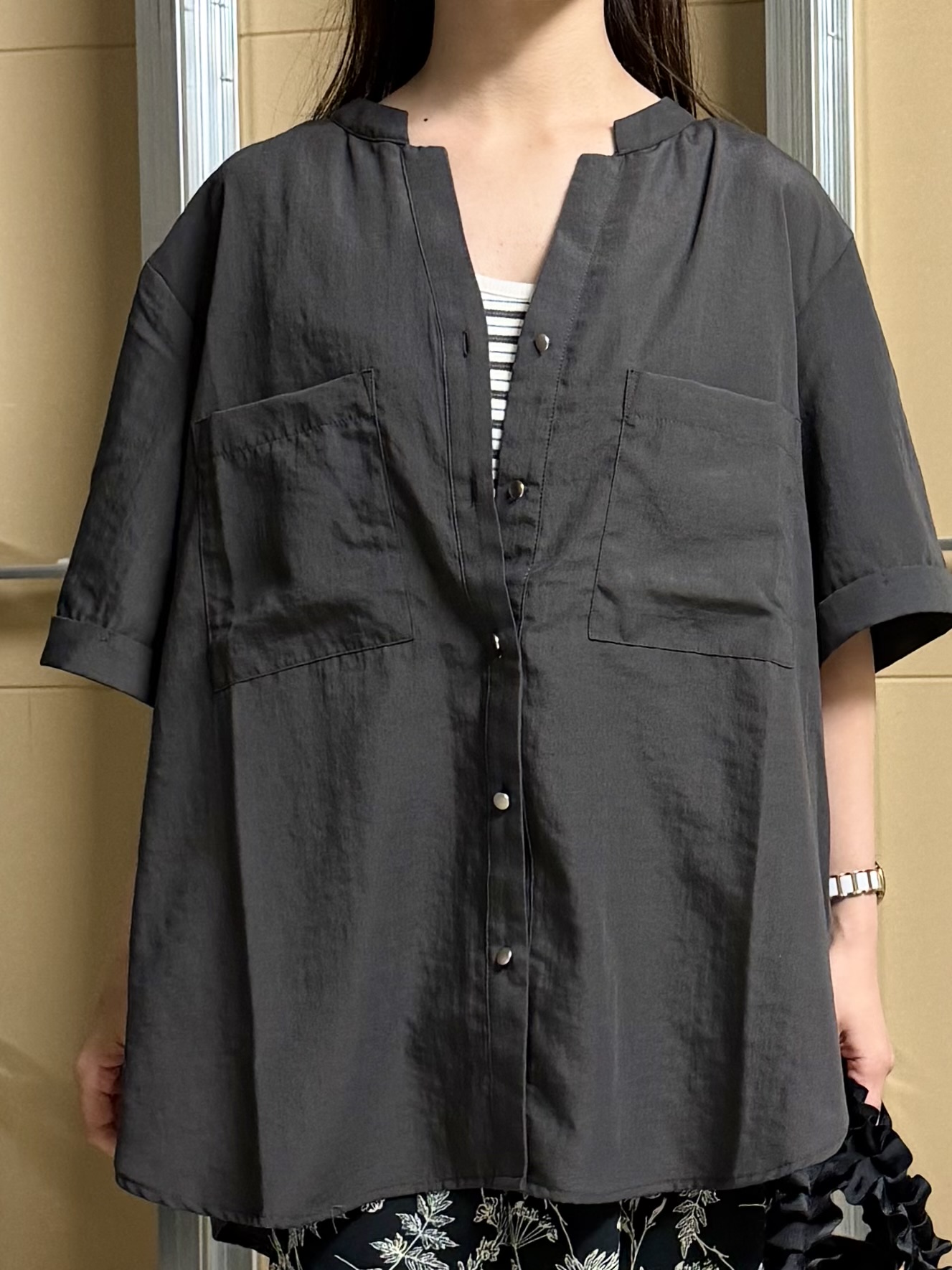 sahoさんの「THE SHOP TK｜【M-XL/刻みネックですっきり見え】Wポケット金ボタン 5分袖シャツ」を使ったコーディネート