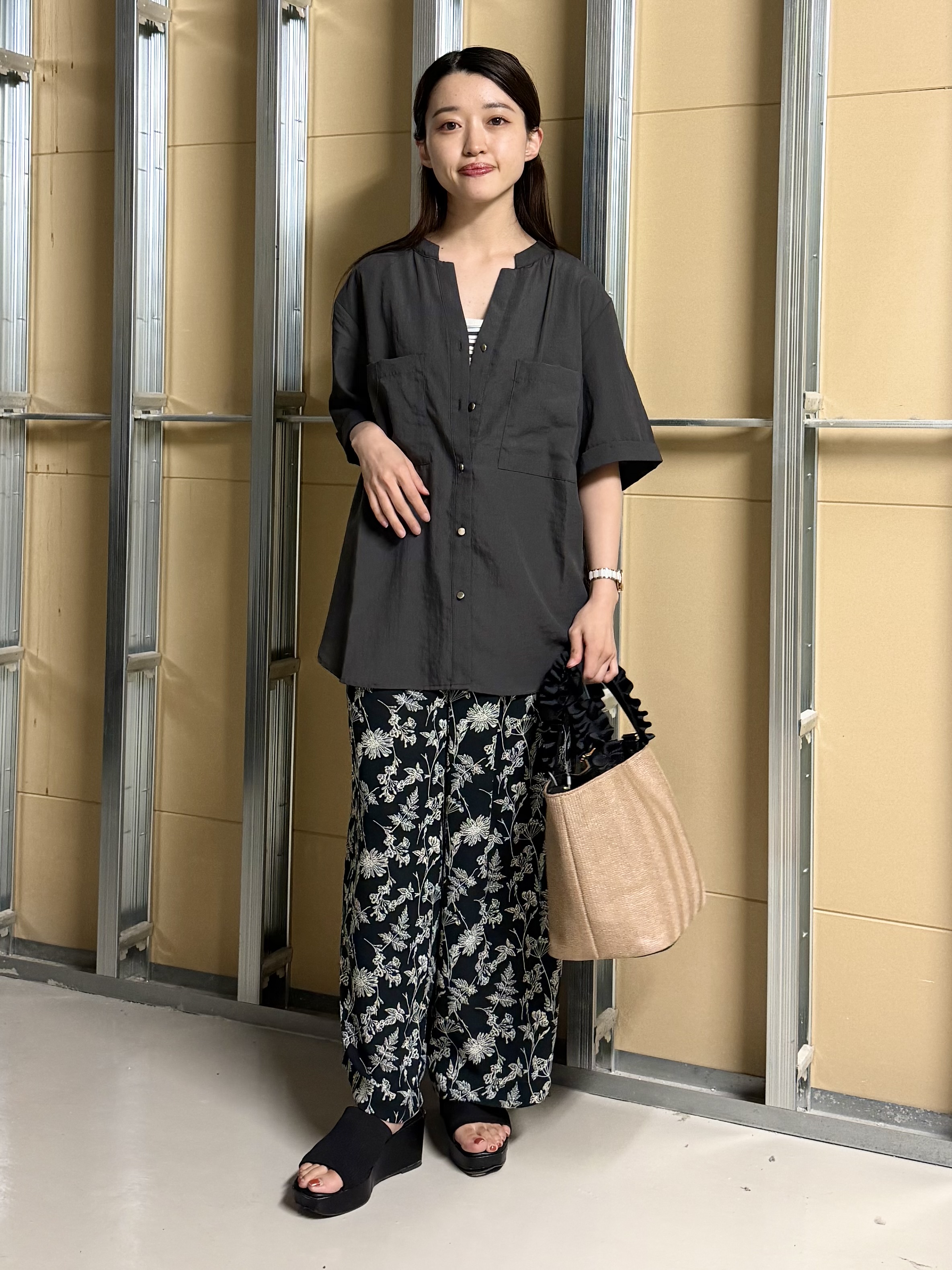 sahoさんの「THE SHOP TK｜【M-XL/刻みネックですっきり見え】Wポケット金ボタン 5分袖シャツ」を使ったコーディネート