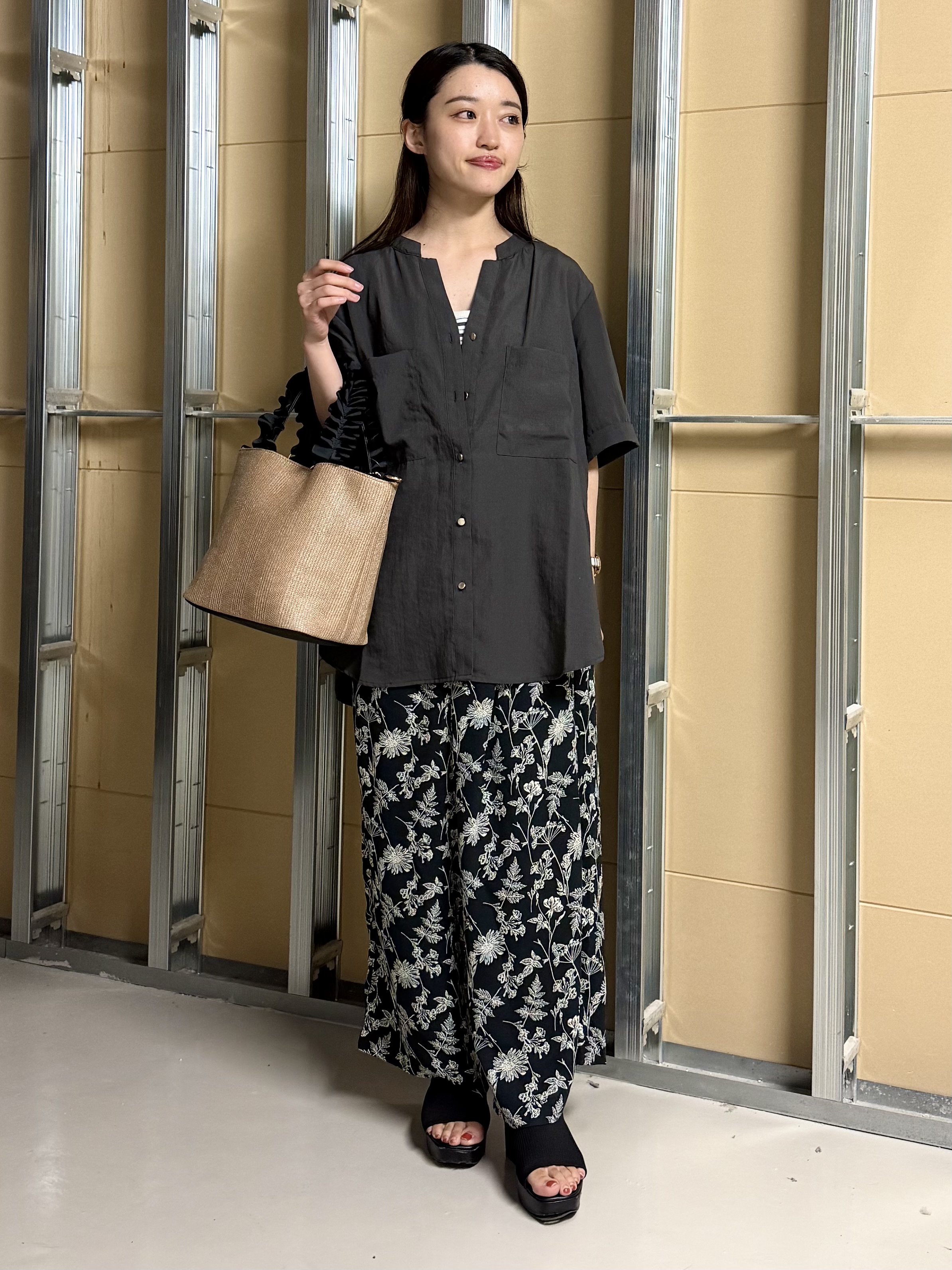 sahoさんの「THE SHOP TK｜【M-XL/刻みネックですっきり見え】Wポケット金ボタン 5分袖シャツ」を使ったコーディネート